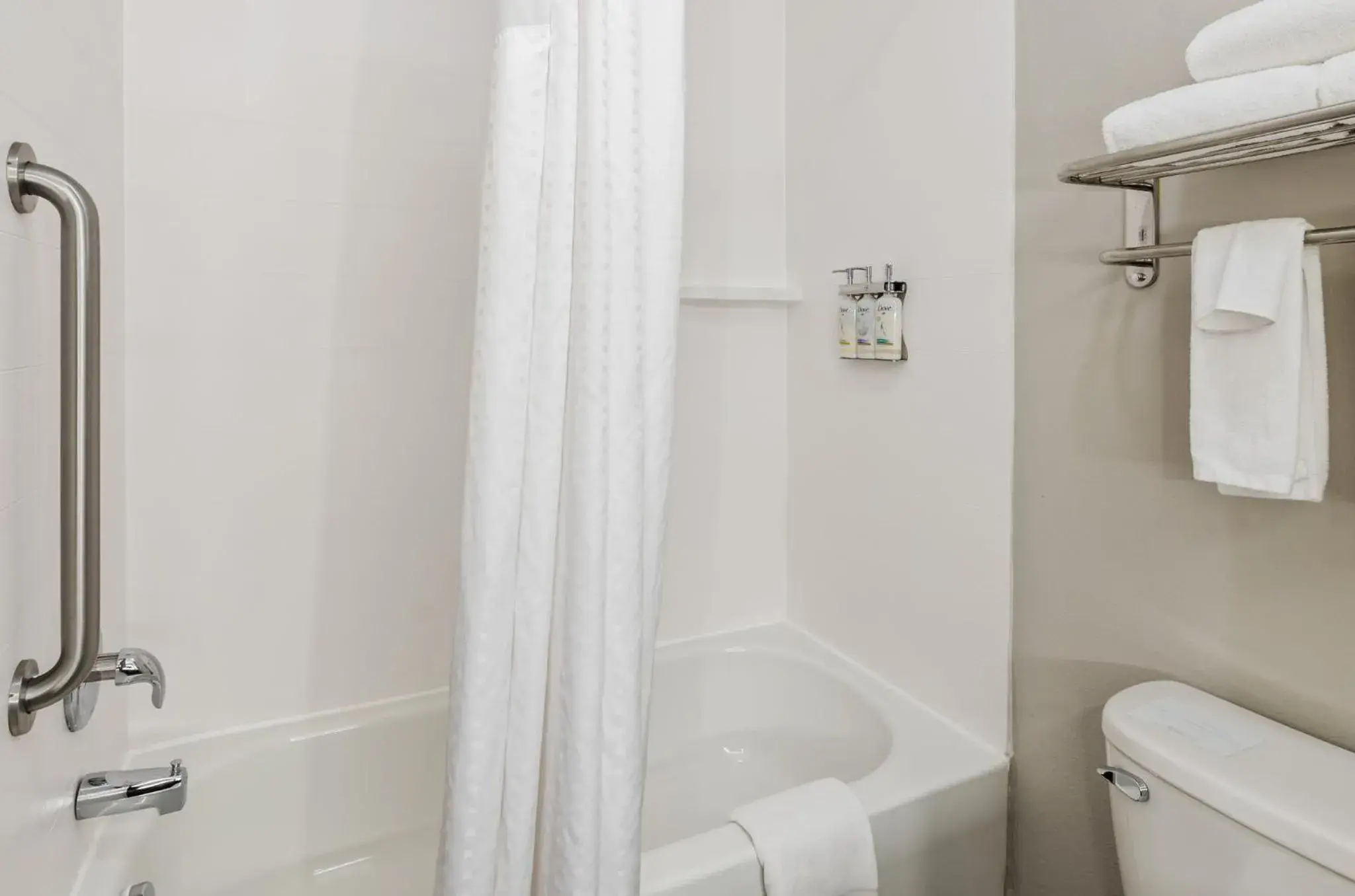 Standard King Room in Holiday Inn Express & Suites Wytheville by IHG Standard King Room in Holiday Inn Express & Suites Wytheville by IHG