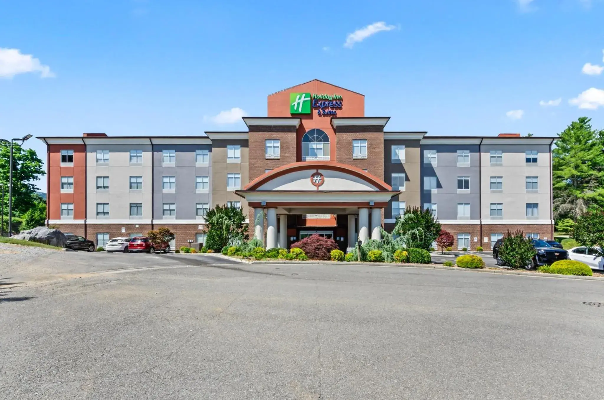 Property building in Holiday Inn Express & Suites Wytheville by IHG Property building in Holiday Inn Express & Suites Wytheville by IHG