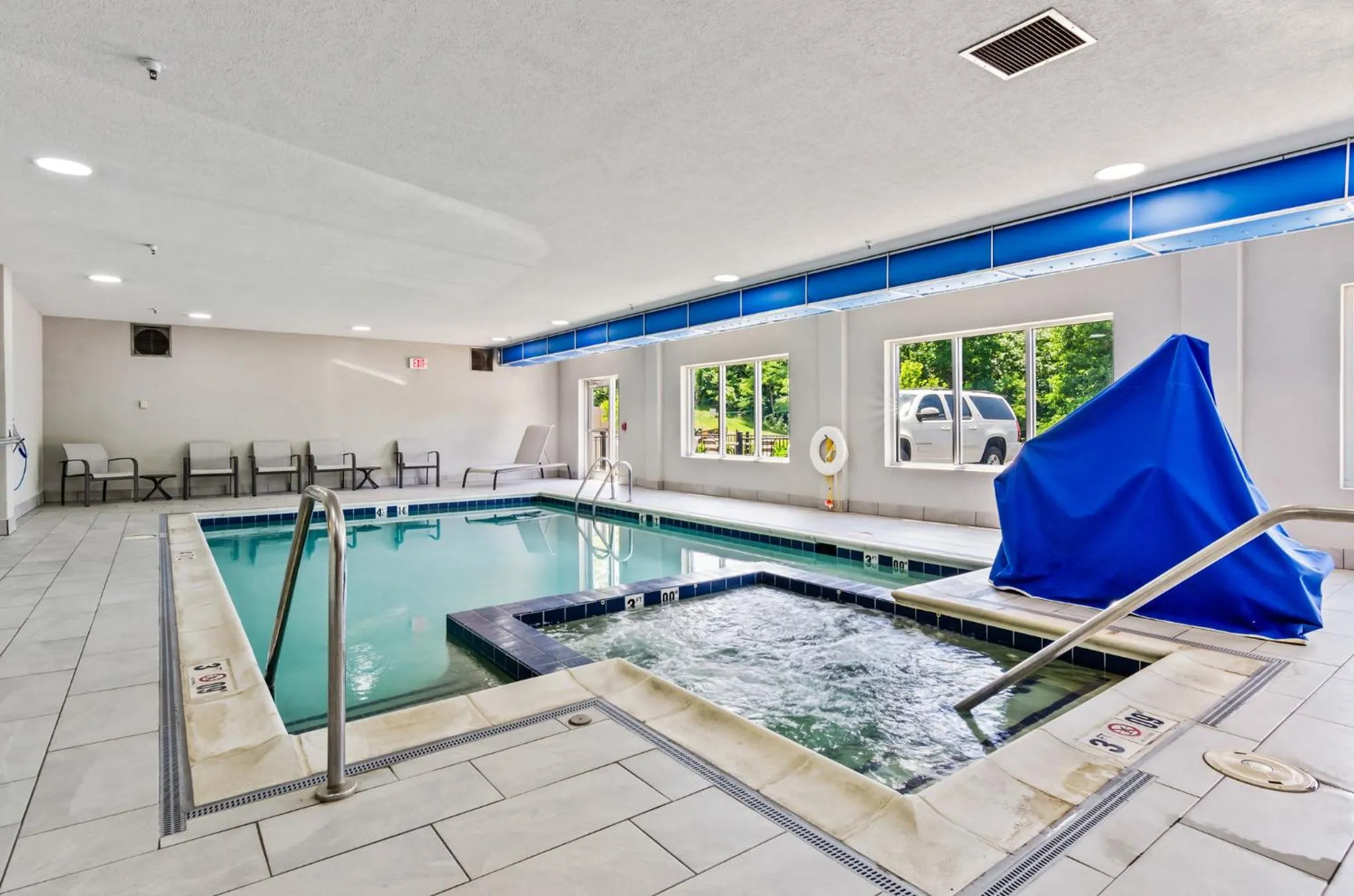 Swimming pool in Holiday Inn Express & Suites Wytheville by IHG