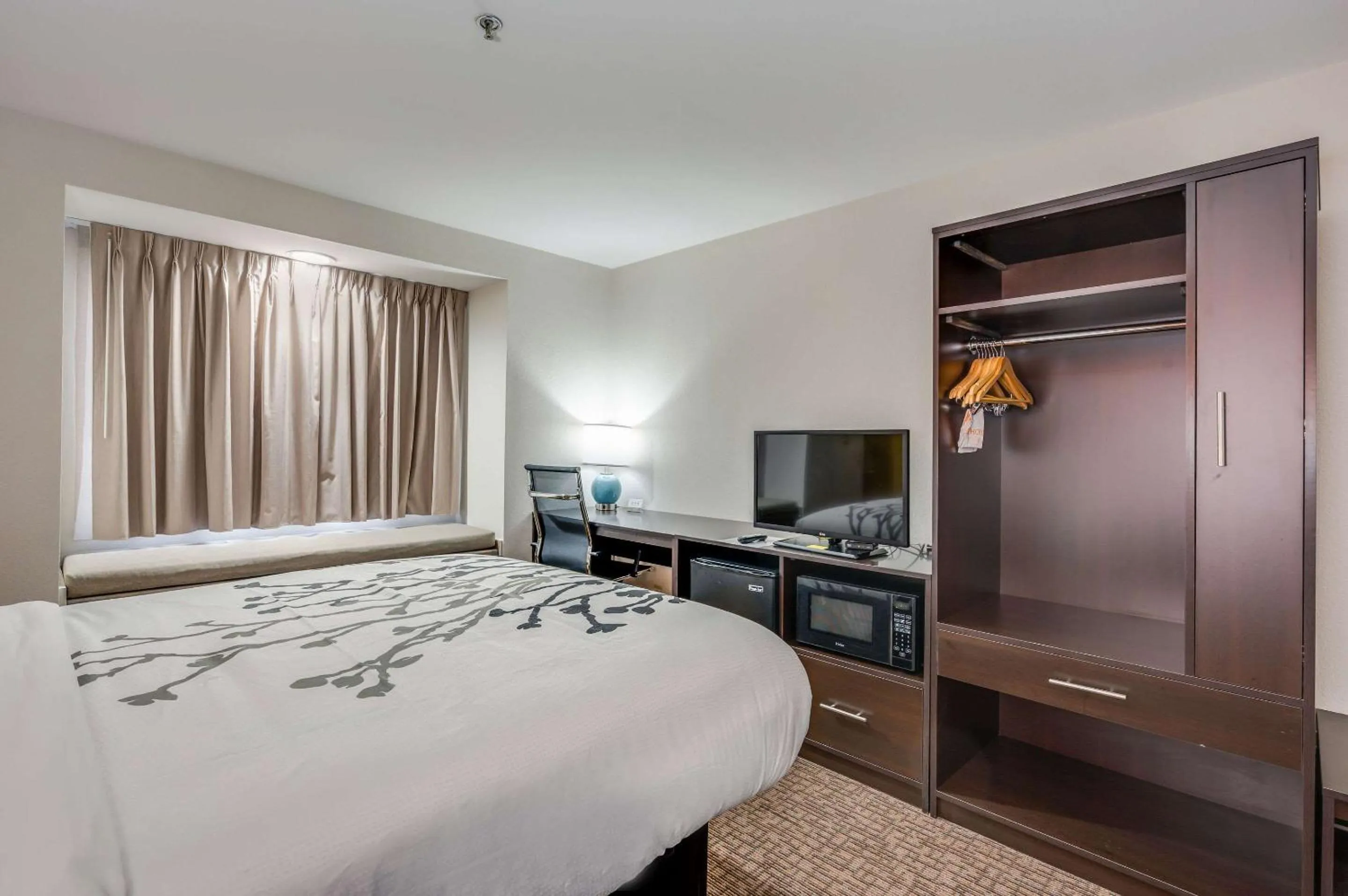 Photo of the whole room, Bed in Sleep Inn & Suites Decatur West