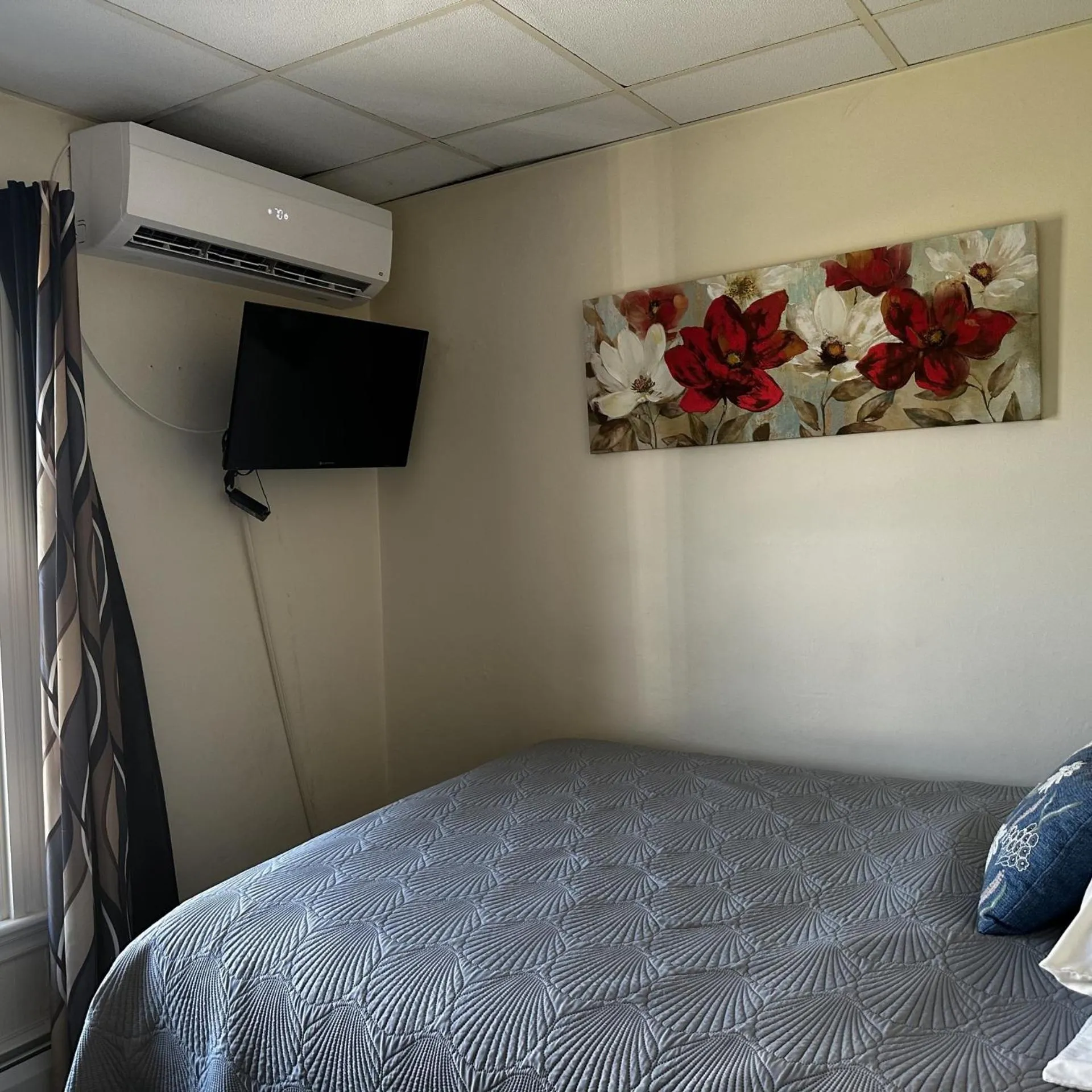 Bed in The Whitetail Inn and Suites- Lincoln