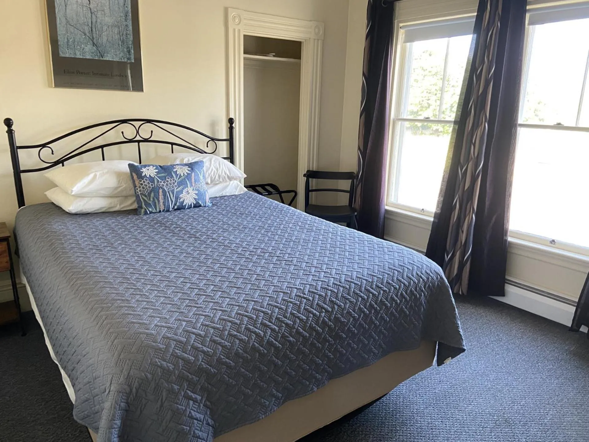 Bed in The Whitetail Inn and Suites- Lincoln