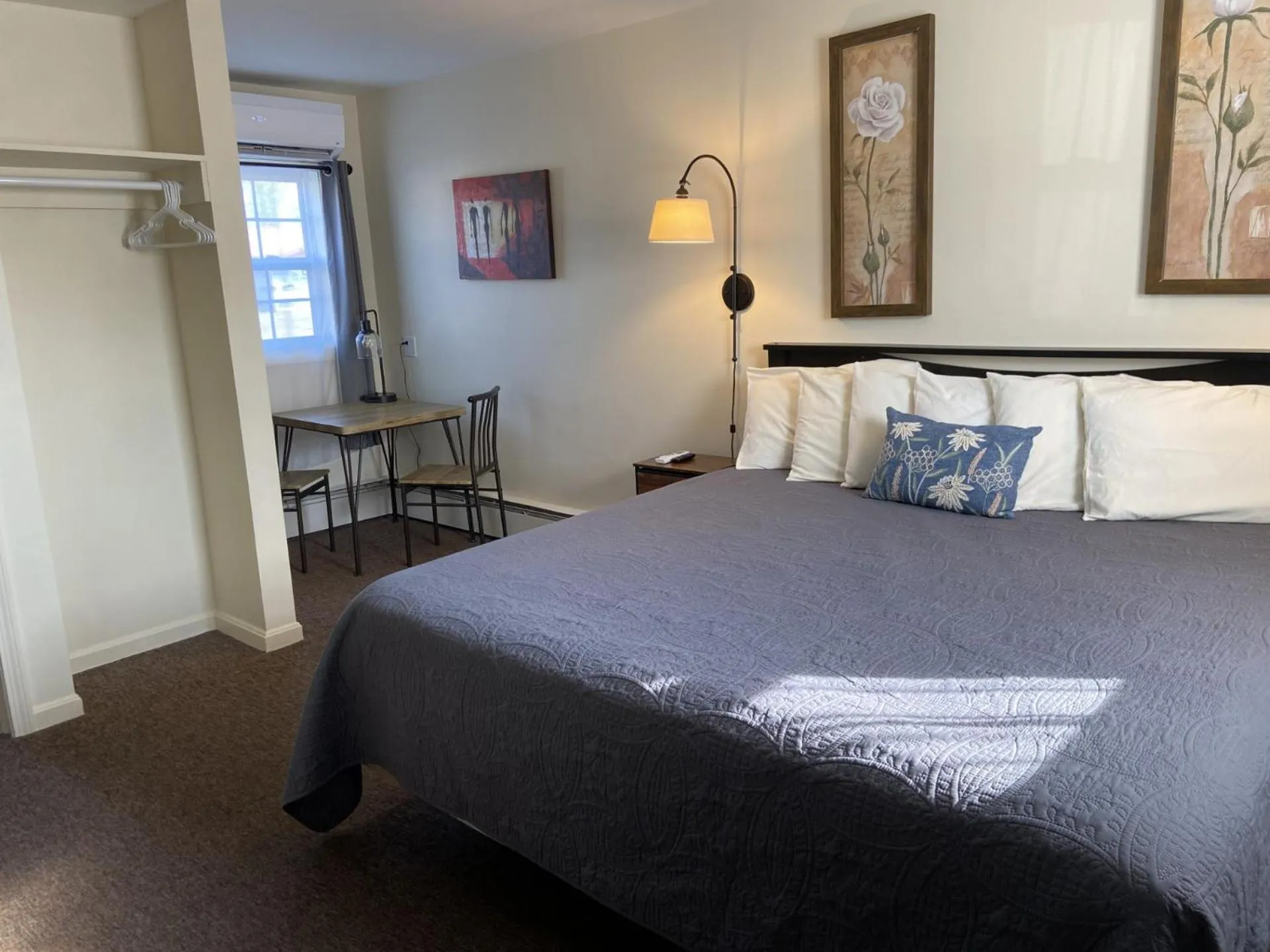 Bed in The Whitetail Inn and Suites- Lincoln