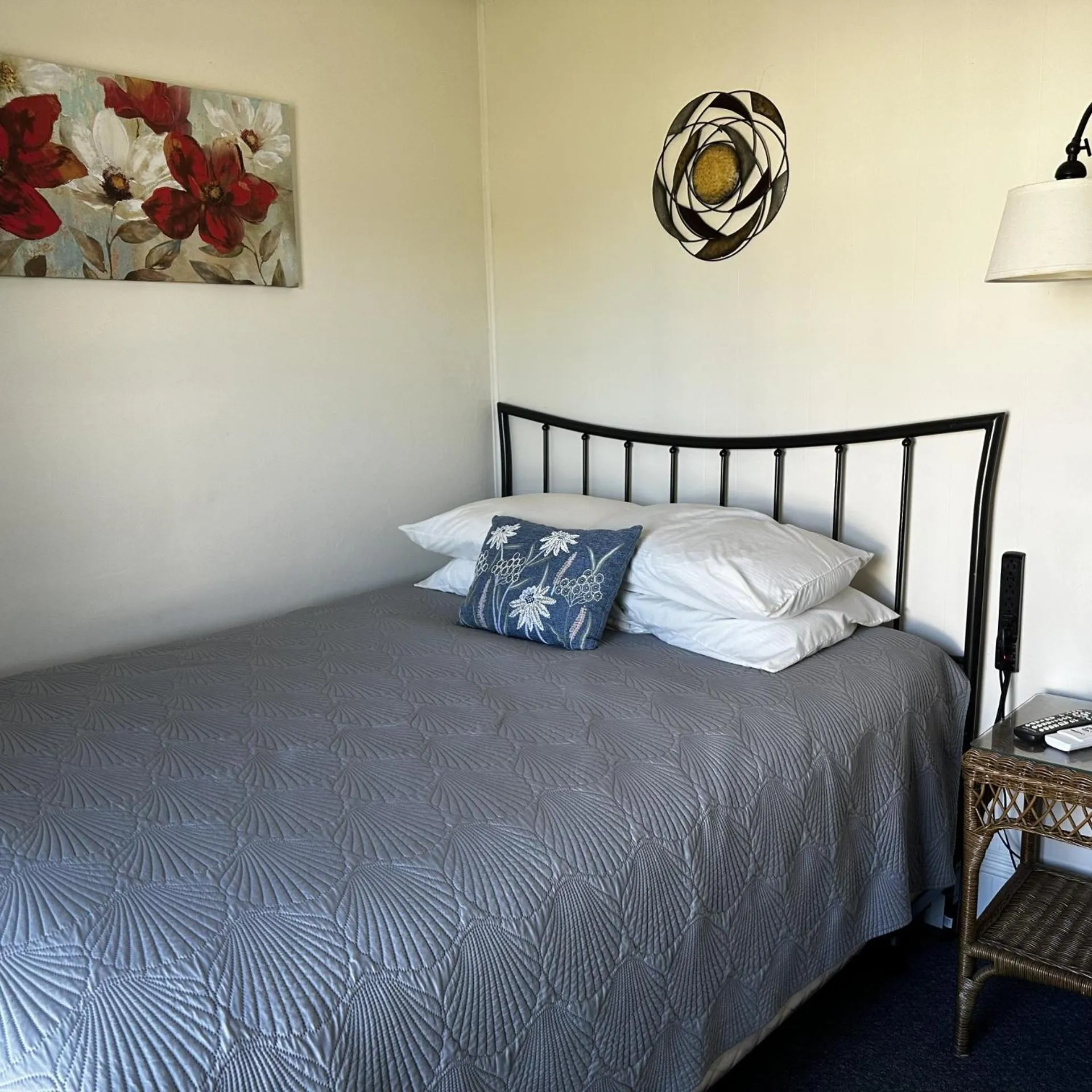 Bed in The Whitetail Inn and Suites- Lincoln