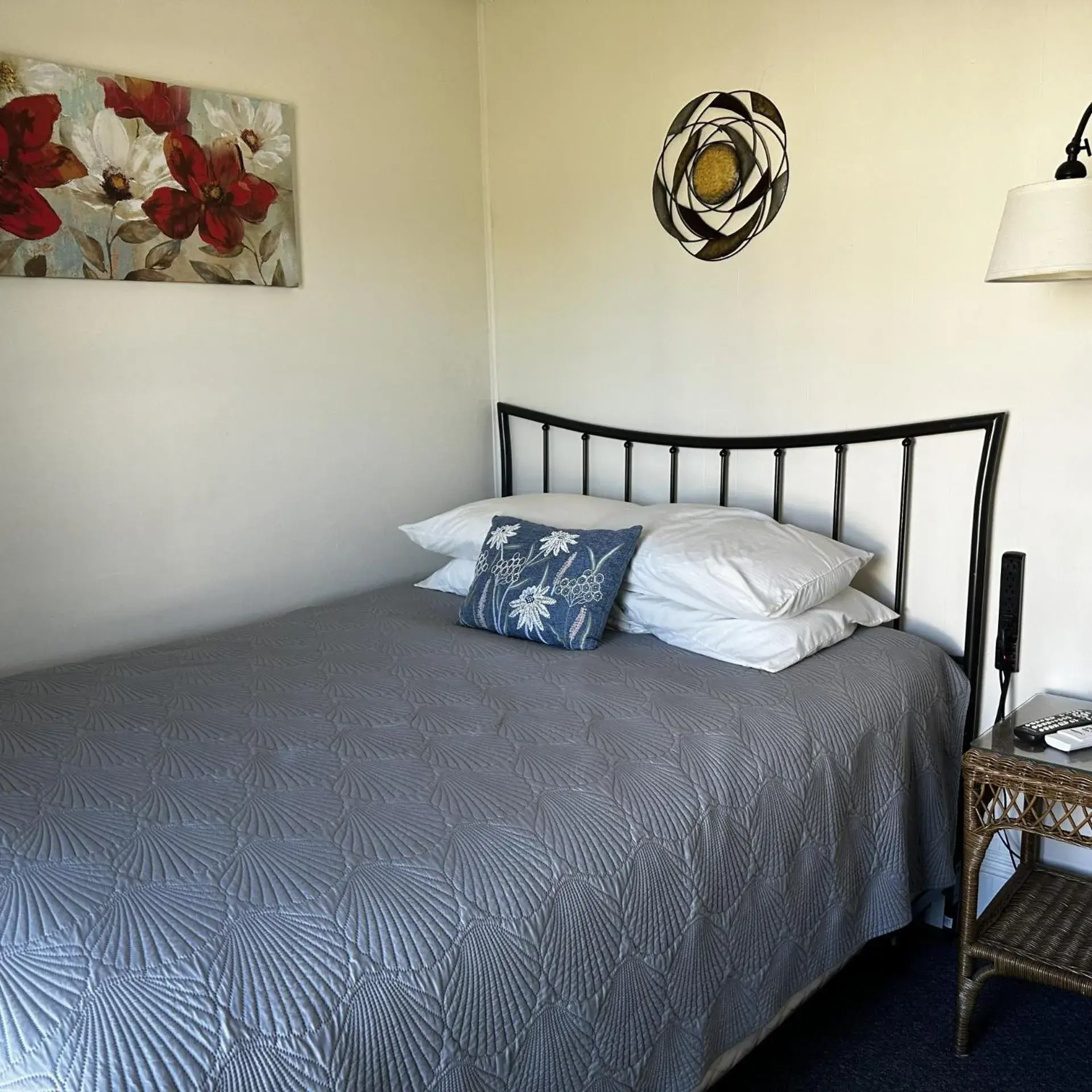 Unit 7 Shared Bathroom in The Whitetail Inn and Suites- Lincoln Unit 7 Shared Bathroom in The Whitetail Inn and Suites- Lincoln