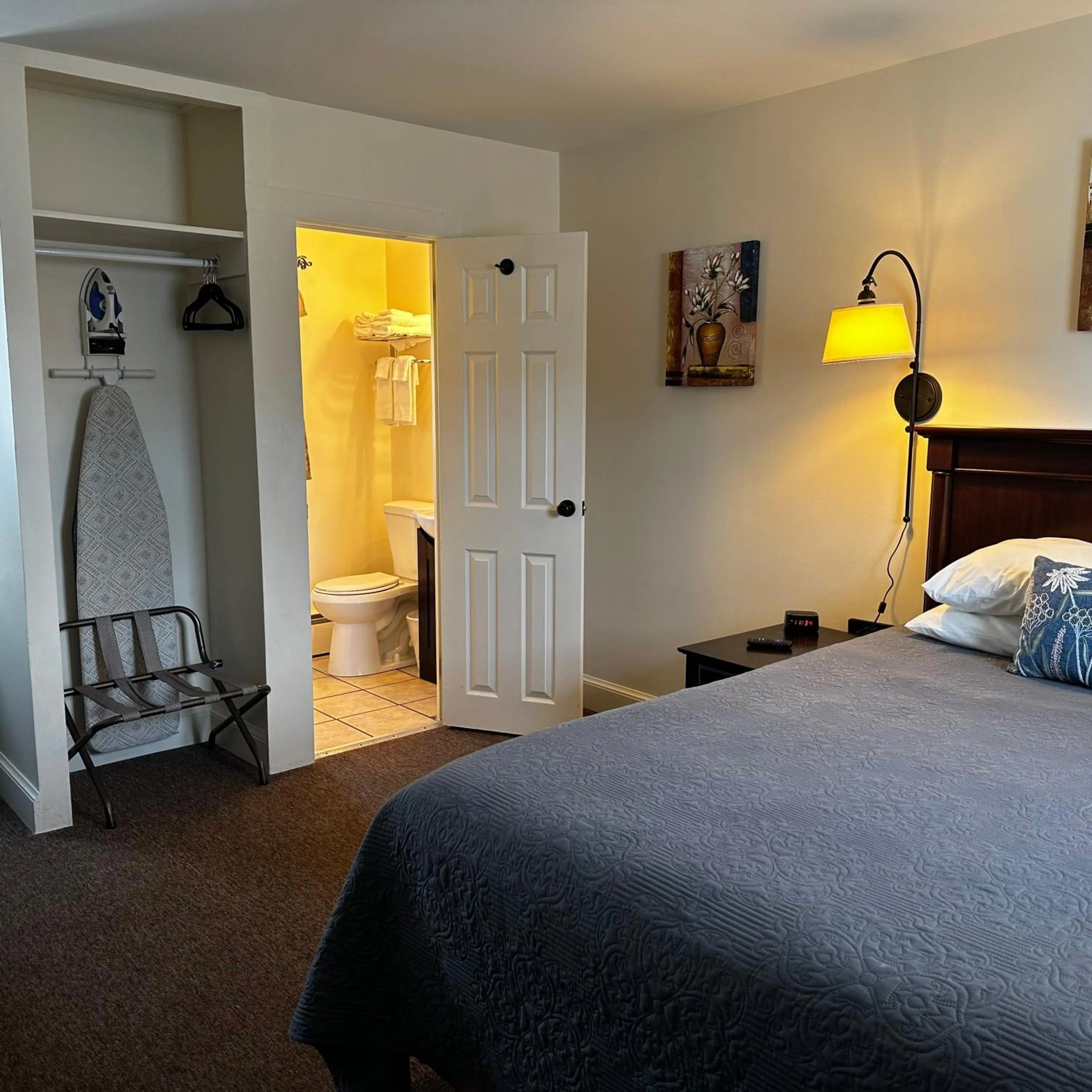 Bed in The Whitetail Inn and Suites- Lincoln