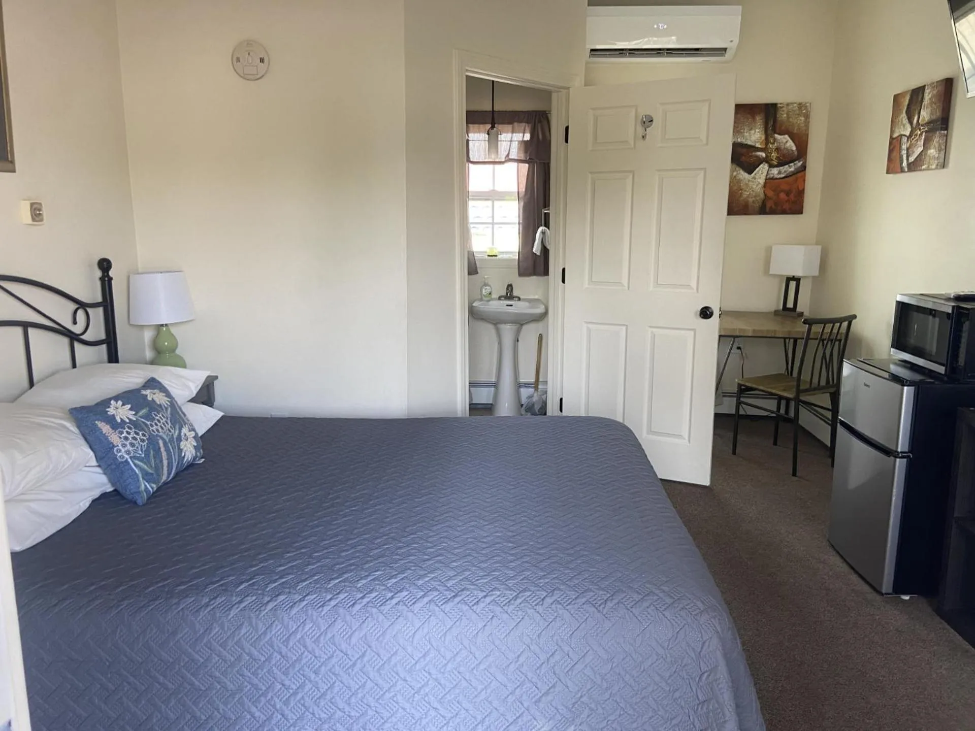 Bed in The Whitetail Inn and Suites- Lincoln