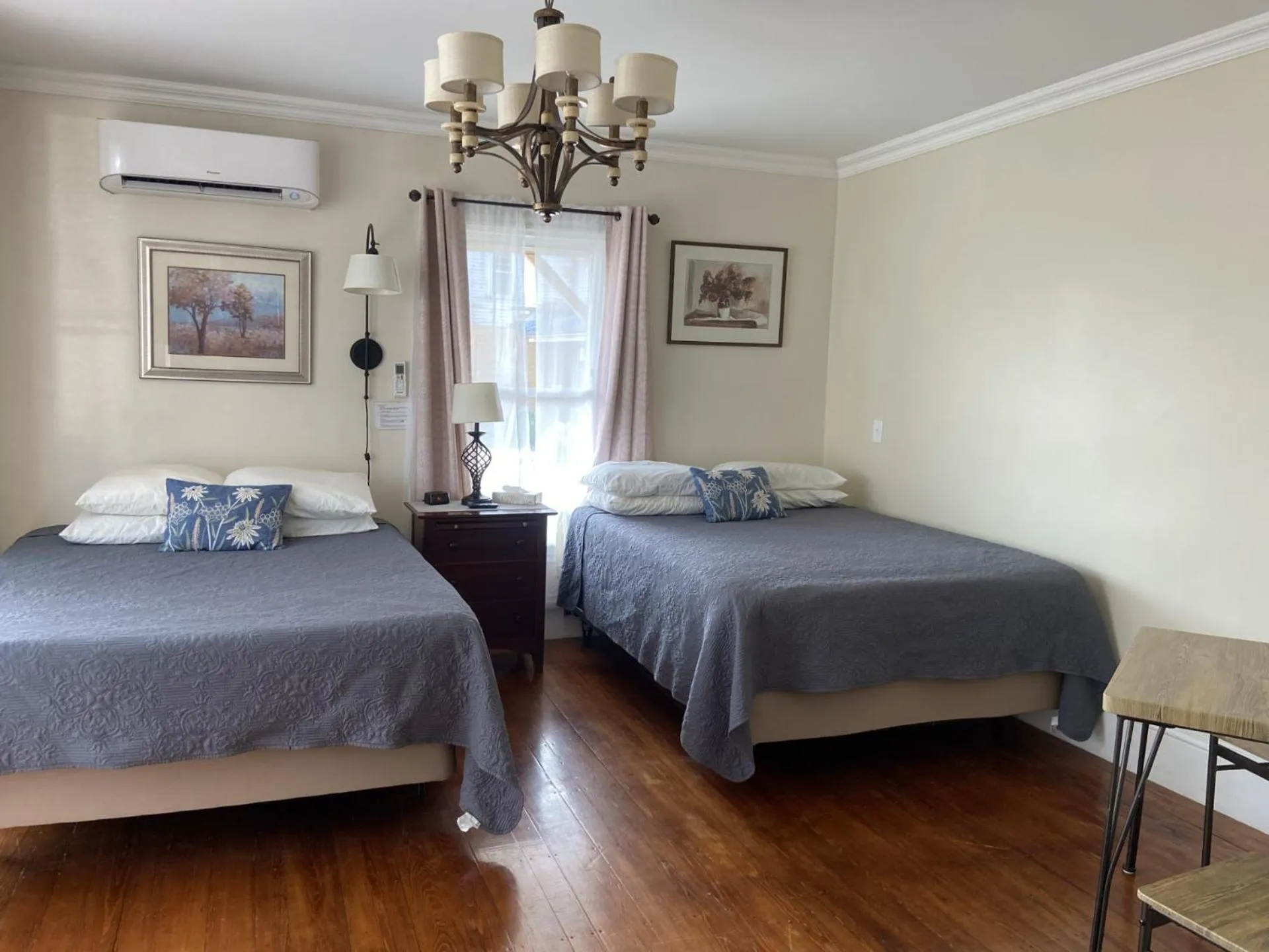 Bed in The Whitetail Inn and Suites- Lincoln