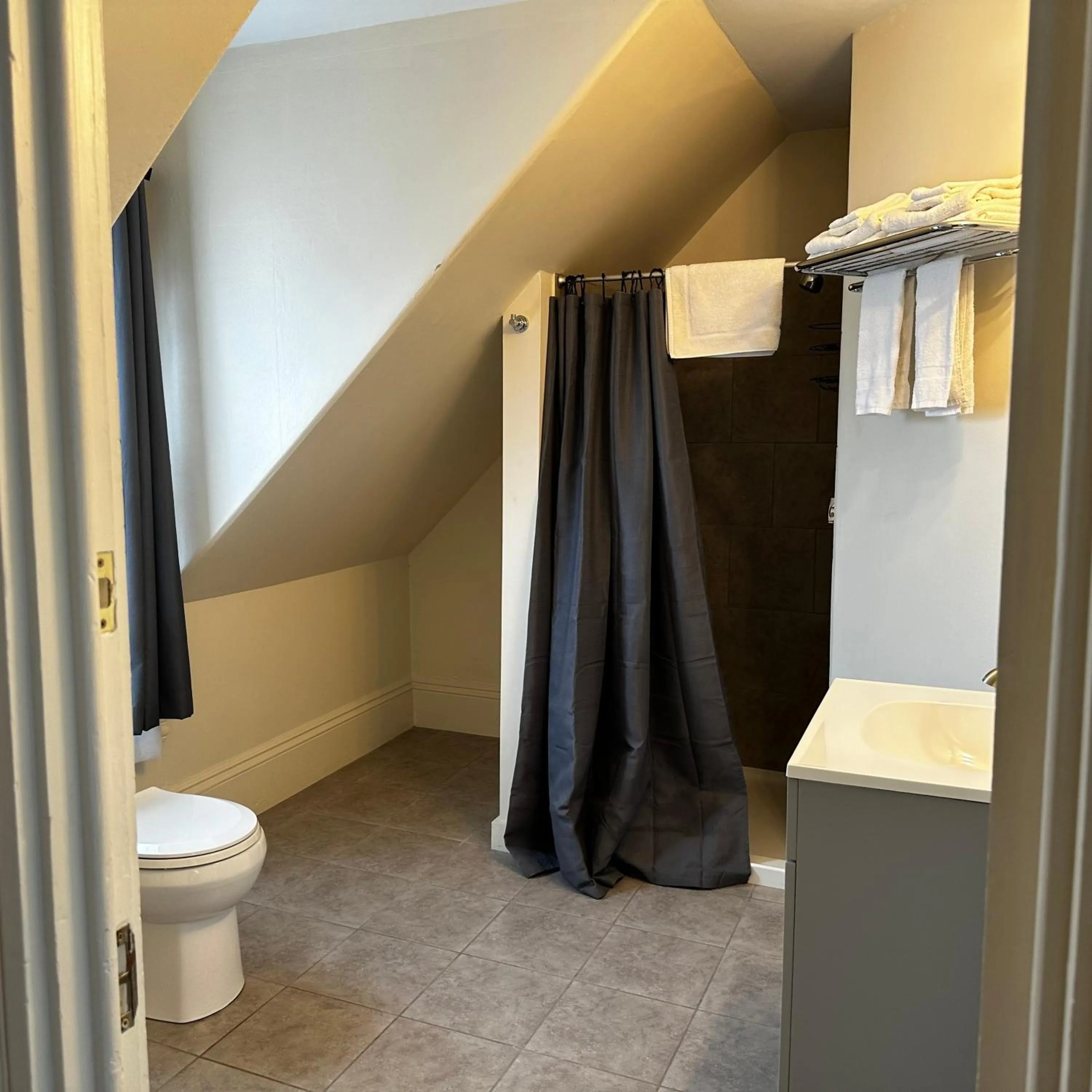 The Whitetail Inn and Suites- Lincoln