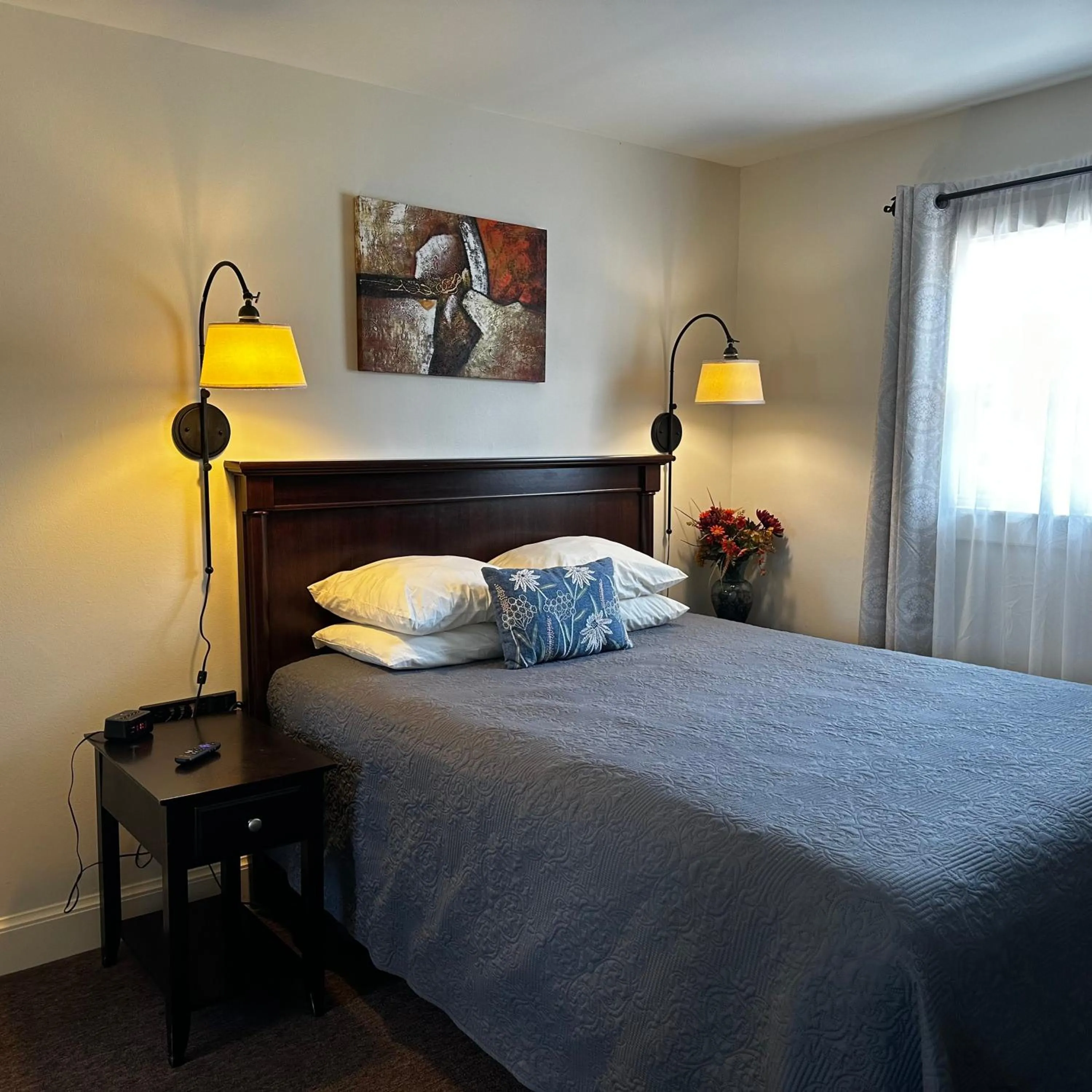 Bed in The Whitetail Inn and Suites- Lincoln