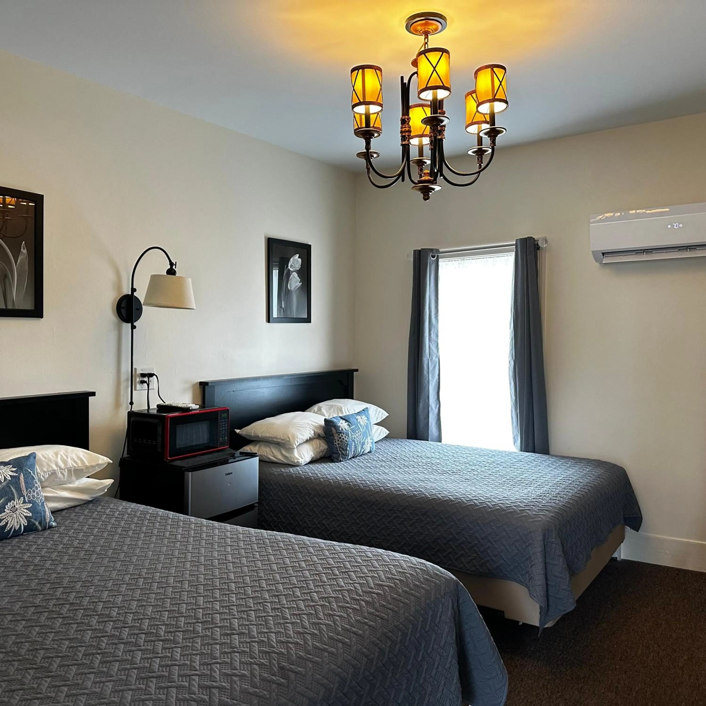 Bed in The Whitetail Inn and Suites- Lincoln