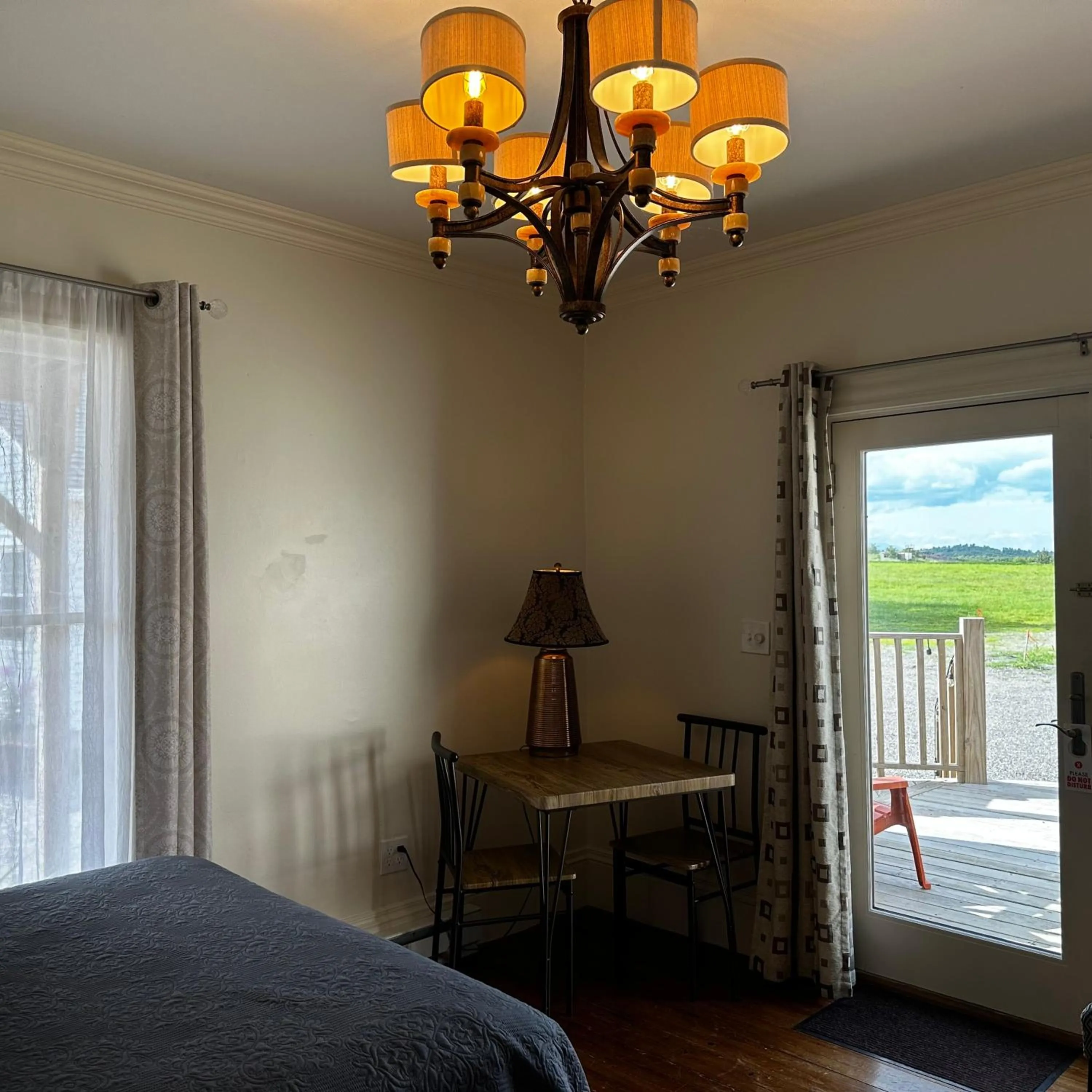 Bed in The Whitetail Inn and Suites- Lincoln