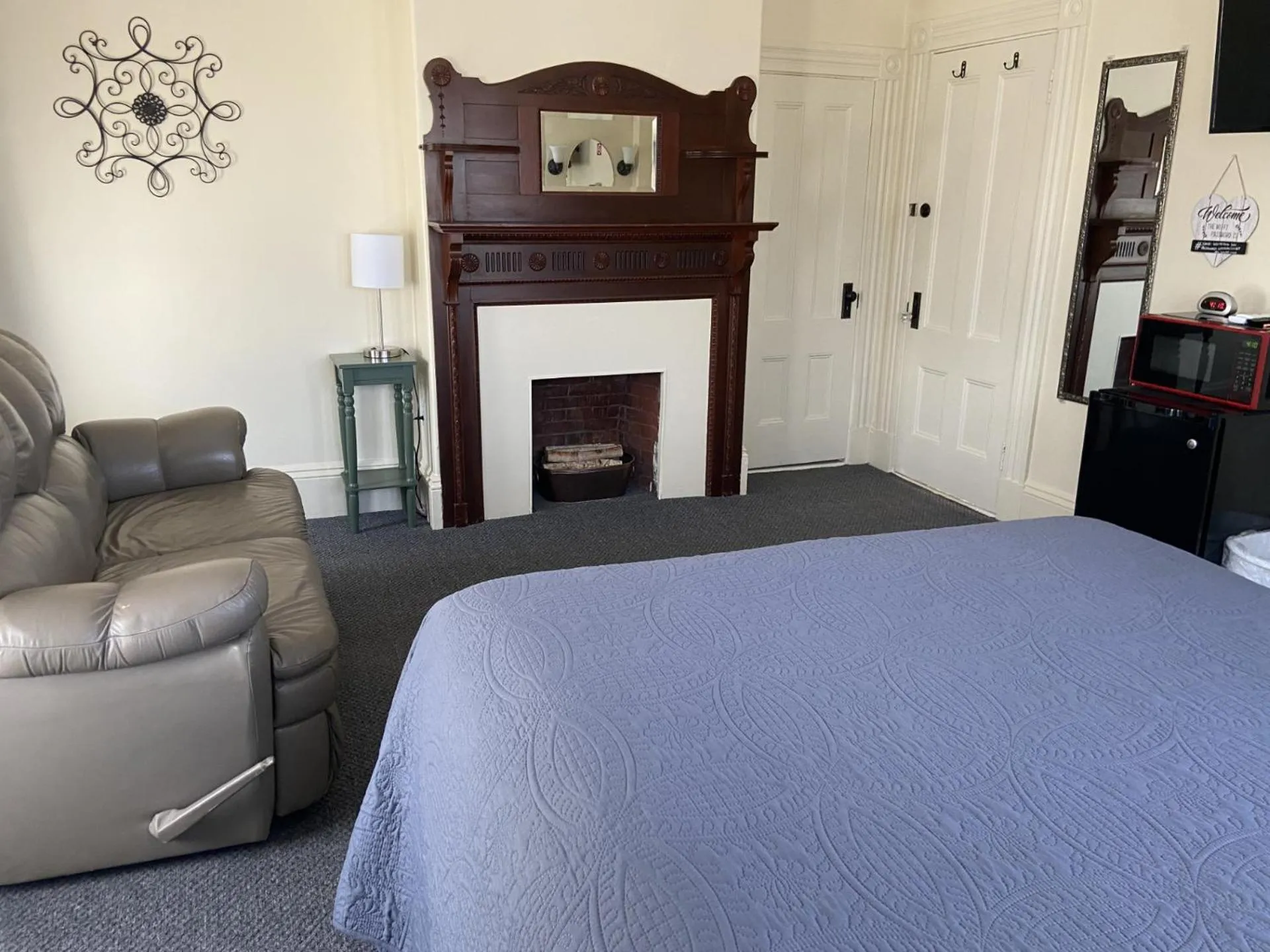 Bed in The Whitetail Inn and Suites- Lincoln