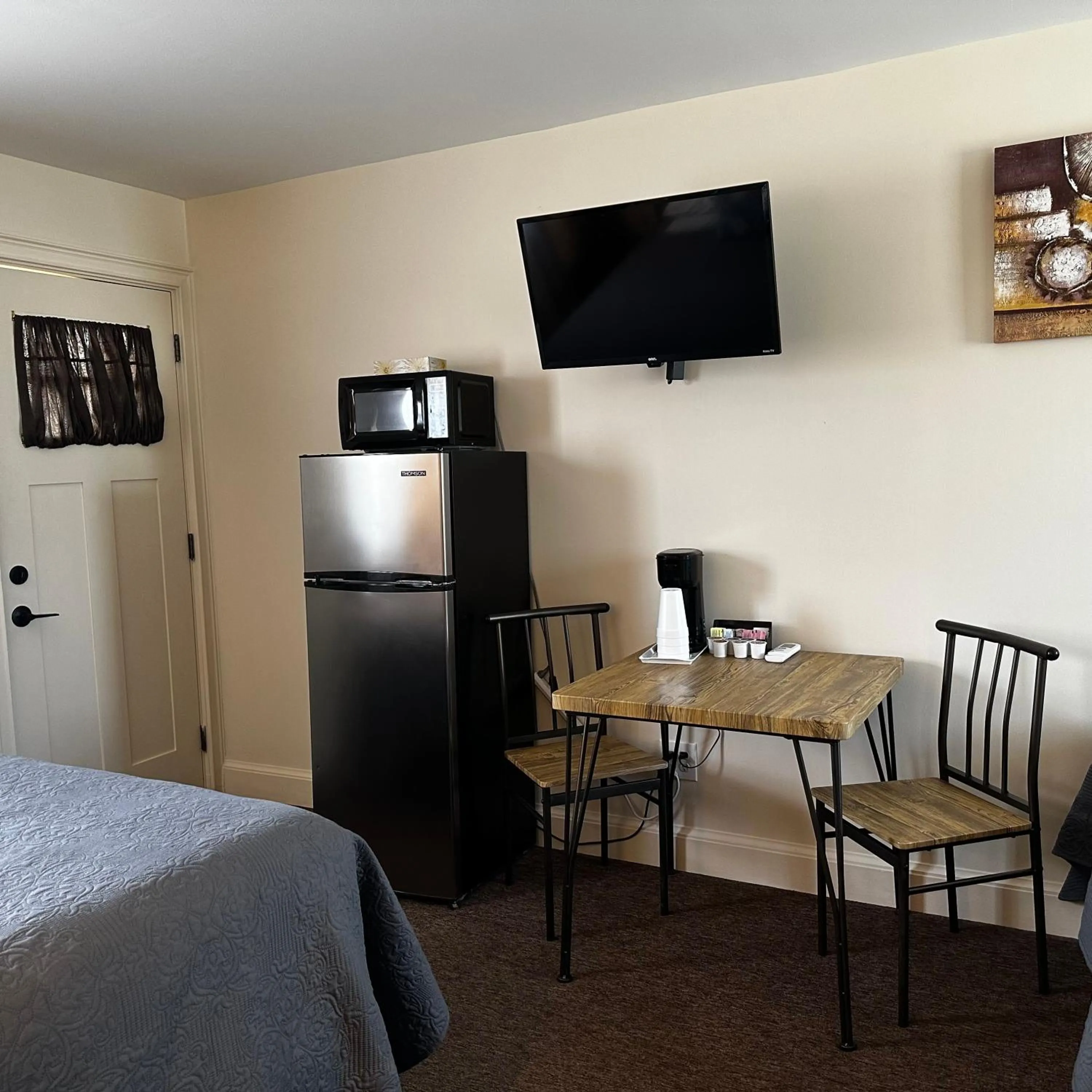 Bed in The Whitetail Inn and Suites- Lincoln