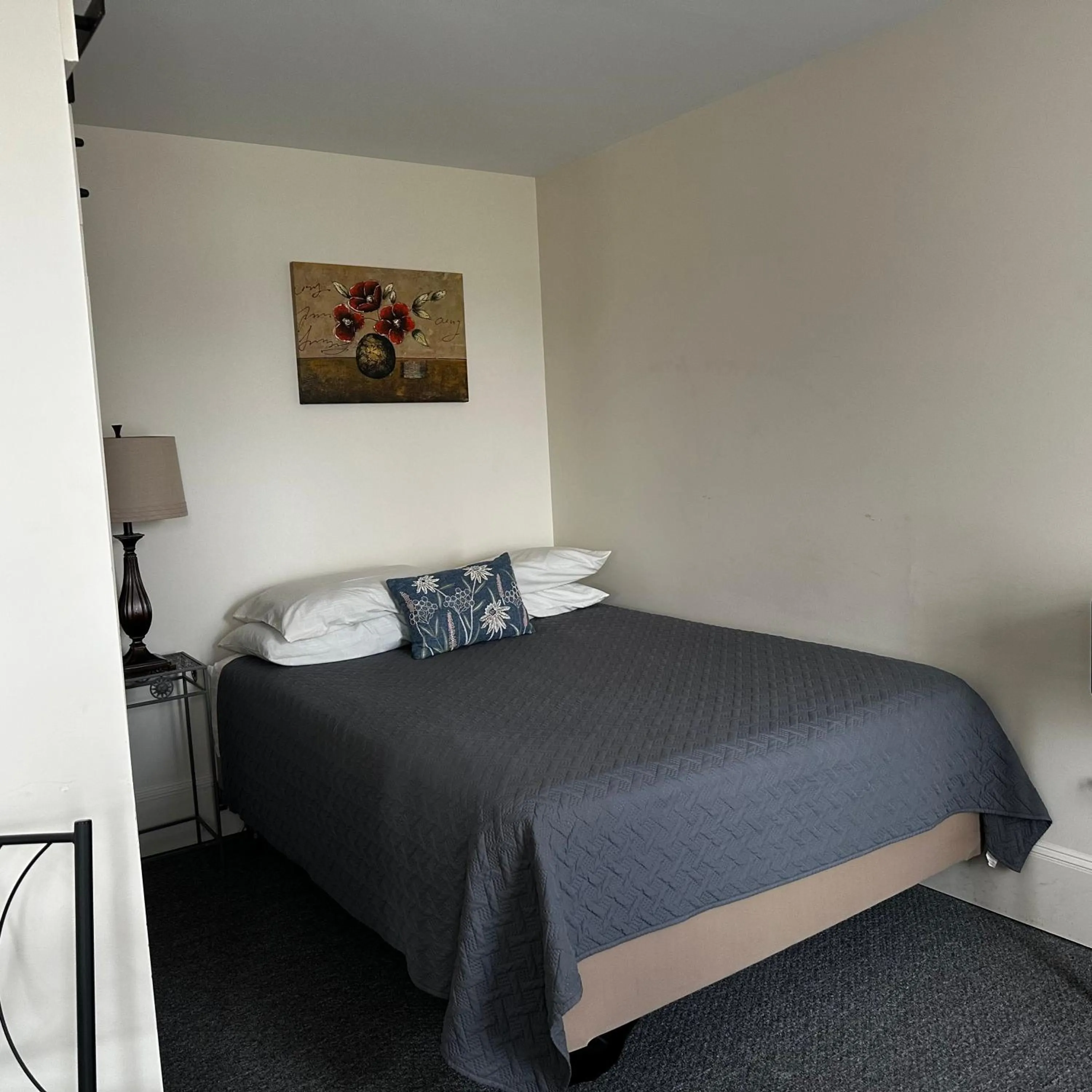 Bed in The Whitetail Inn and Suites- Lincoln