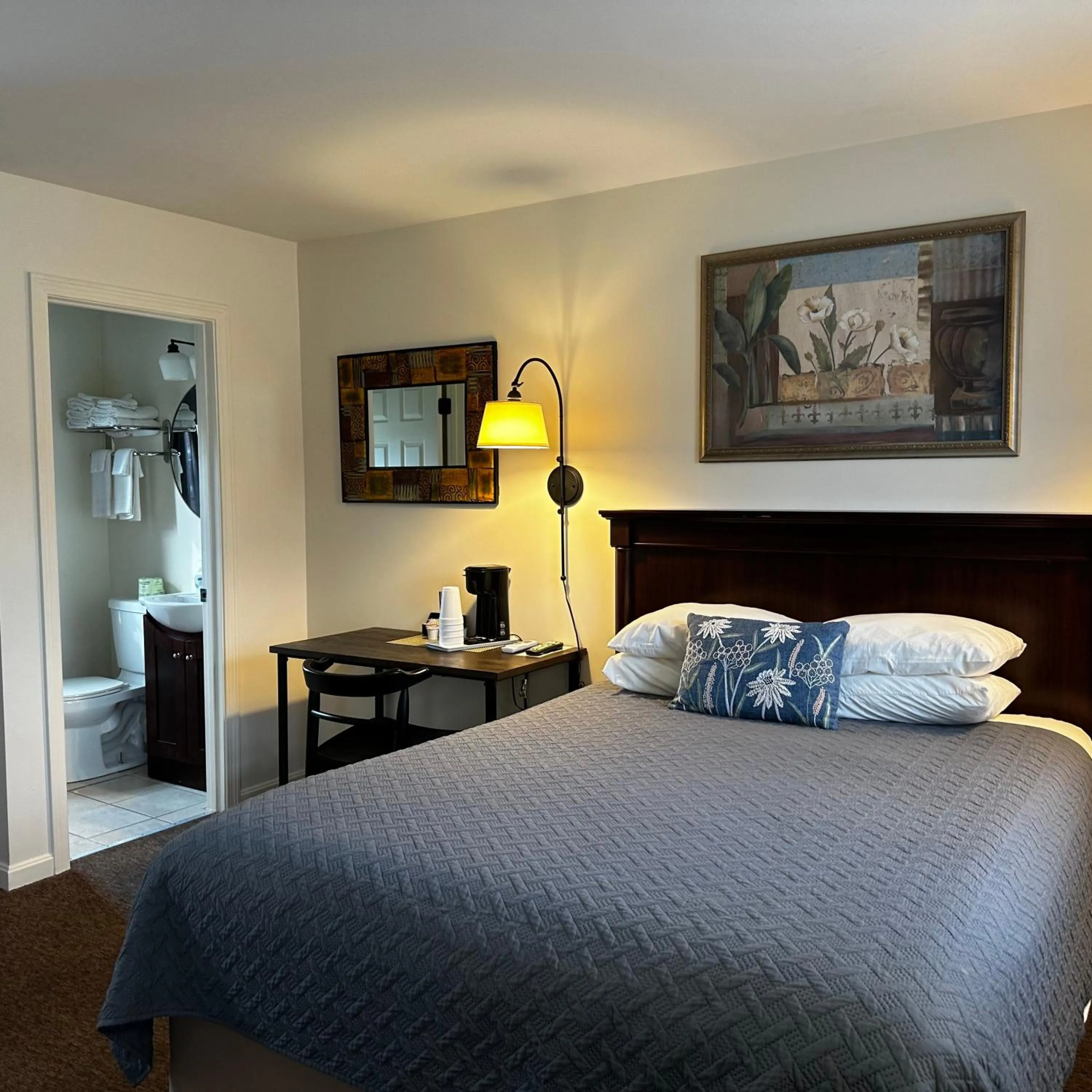 Bed in The Whitetail Inn and Suites- Lincoln