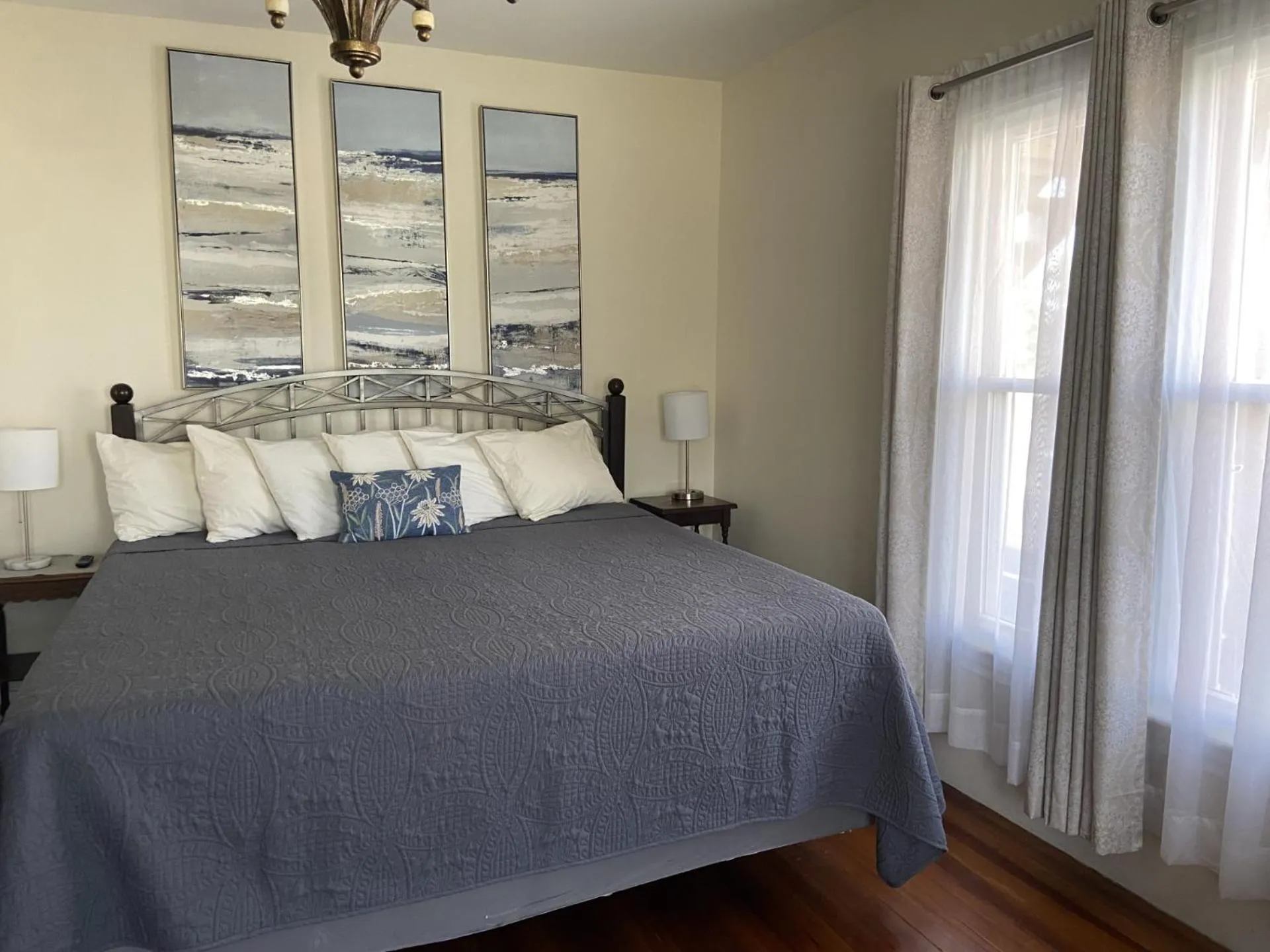 Bed in The Whitetail Inn and Suites- Lincoln