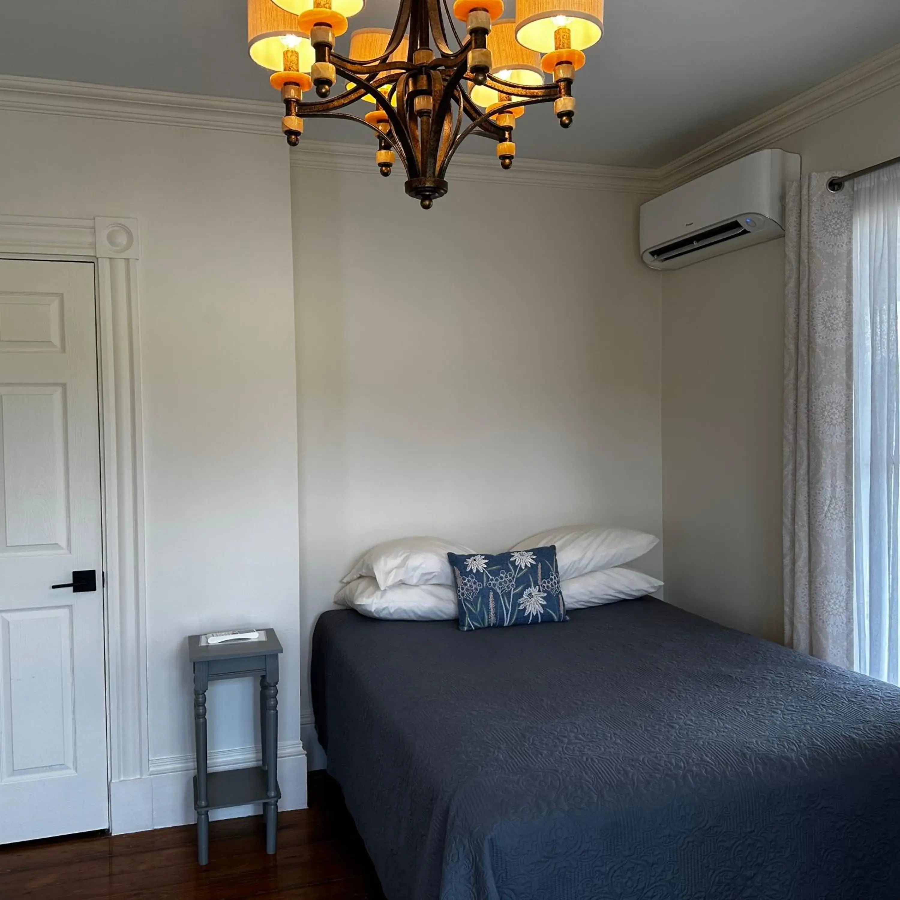 Queen Room in The Whitetail Inn and Suites- Lincoln Queen Room in The Whitetail Inn and Suites- Lincoln