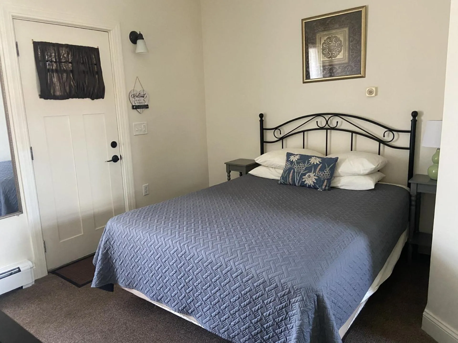 Bed in The Whitetail Inn and Suites- Lincoln