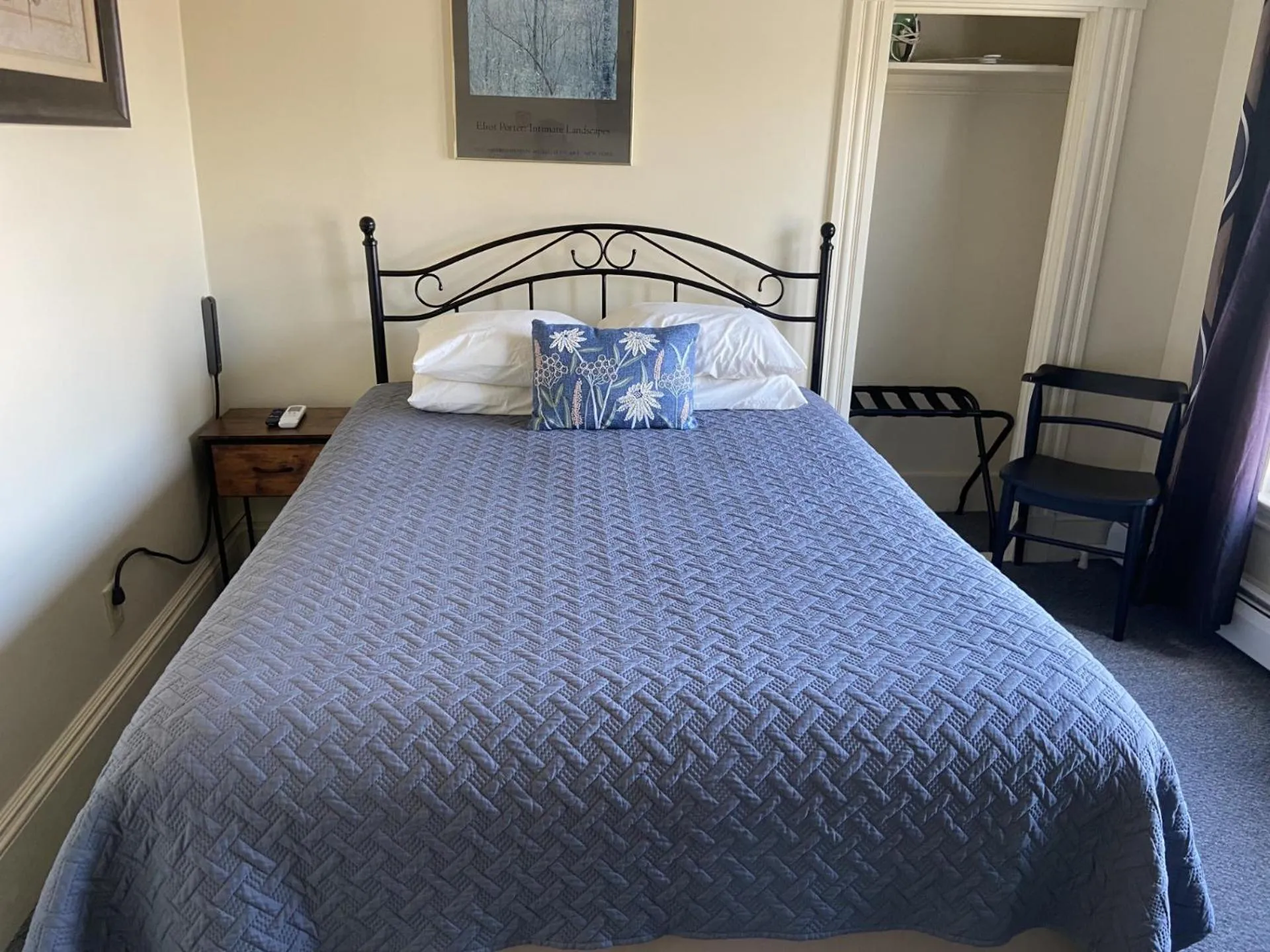 Bed in The Whitetail Inn and Suites- Lincoln