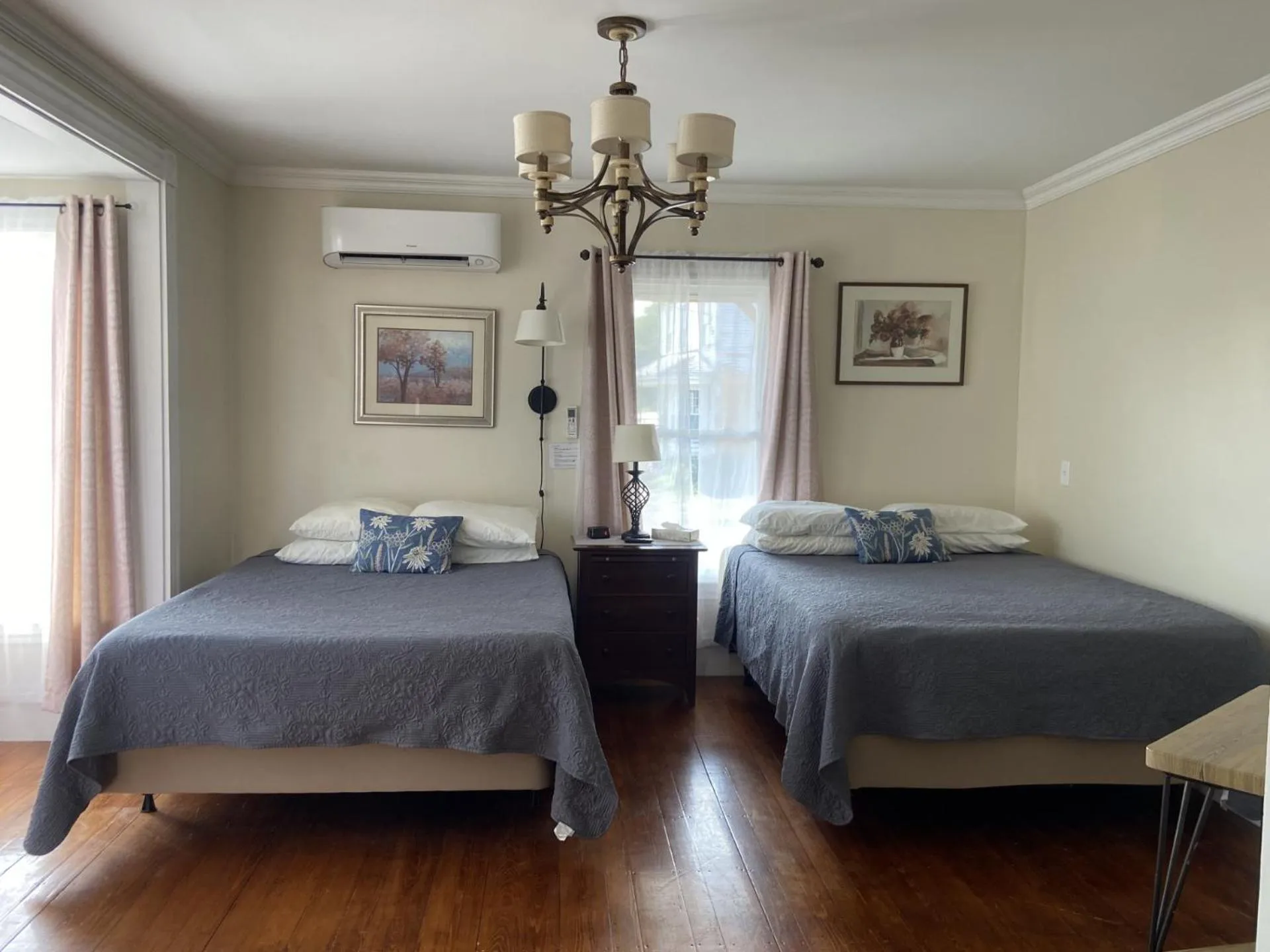 Bed in The Whitetail Inn and Suites- Lincoln