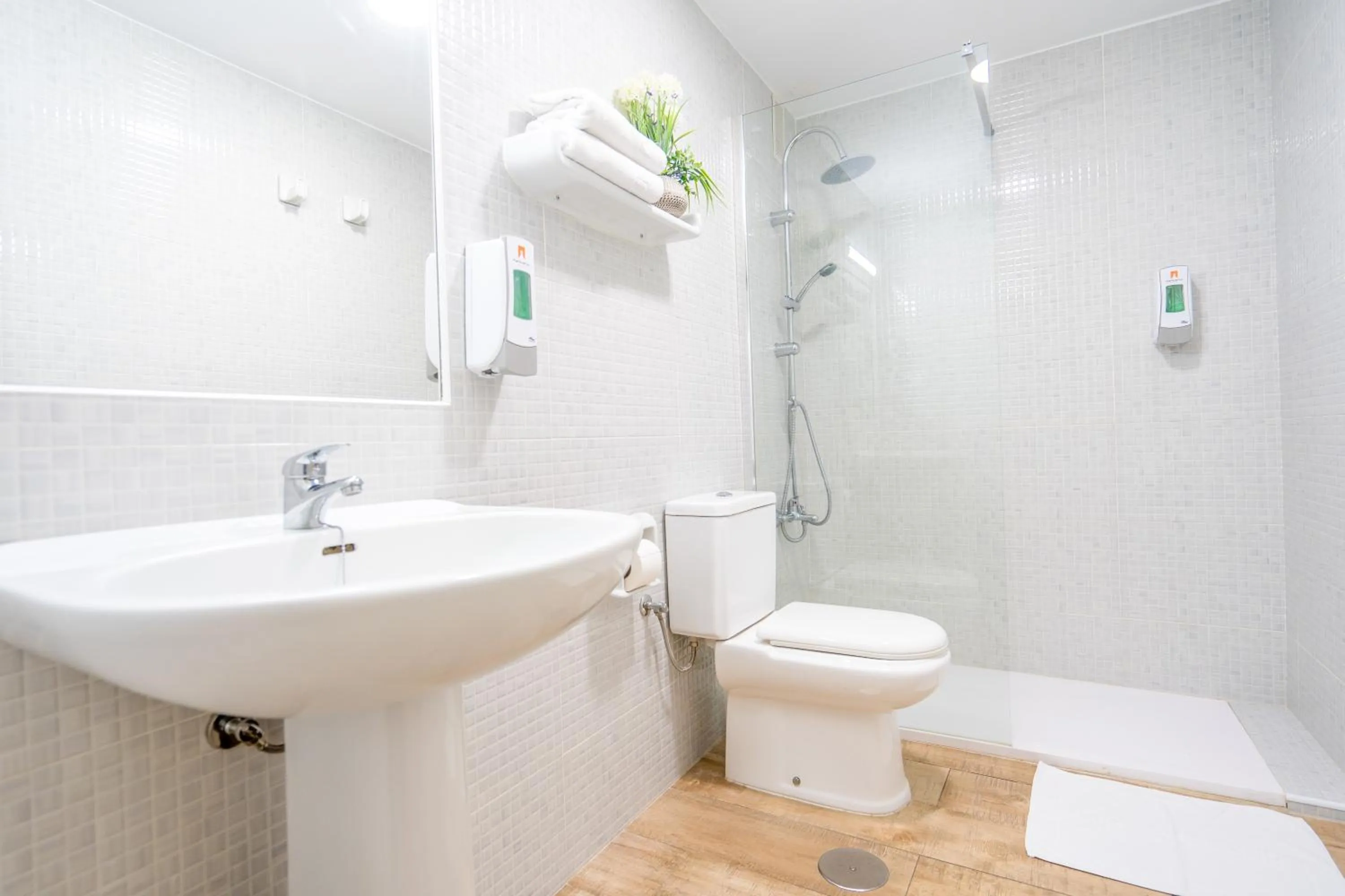 Shower in Apartamentos Puerta del Sur