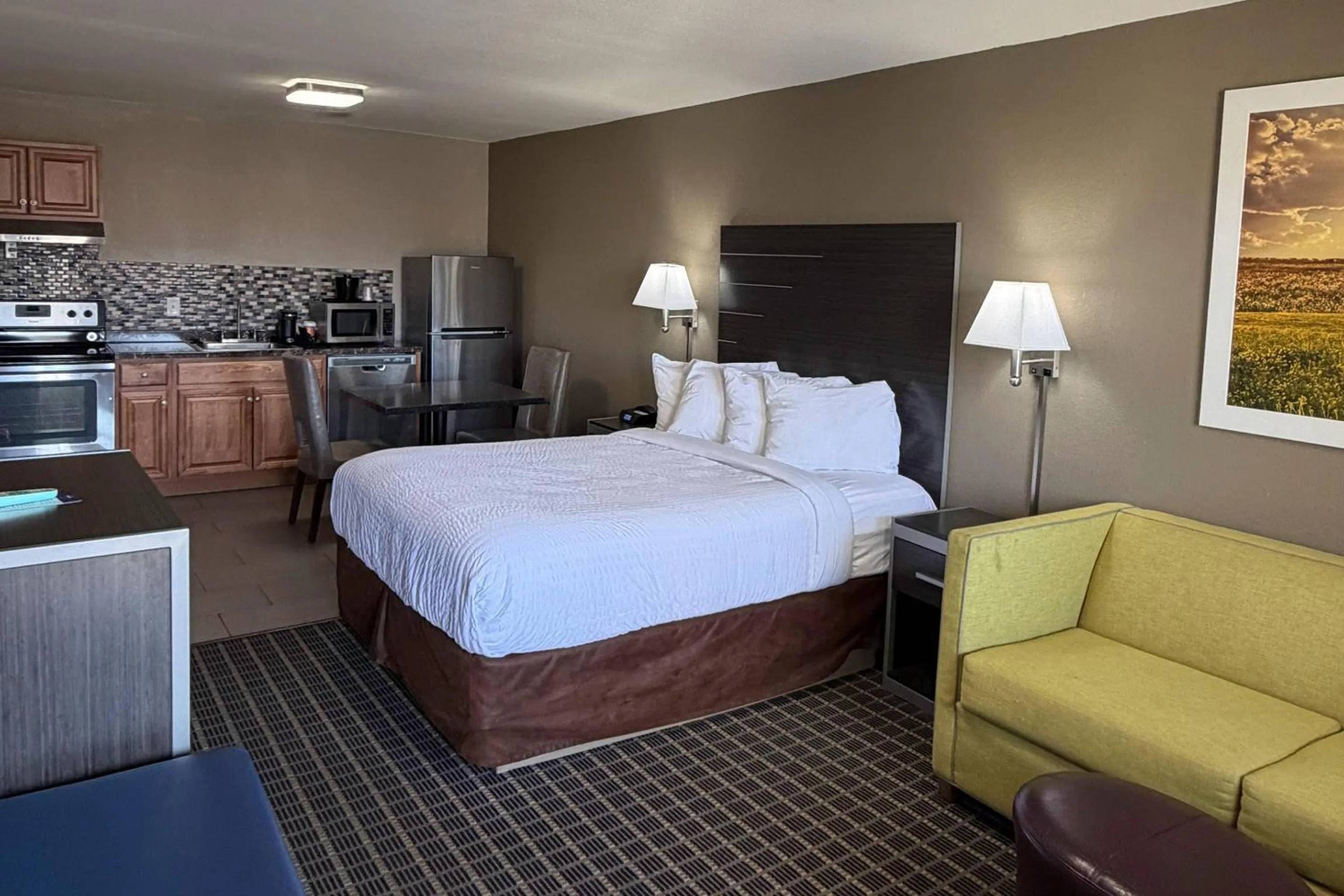 Bedroom, Bed in Clarion Pointe Athens I-65