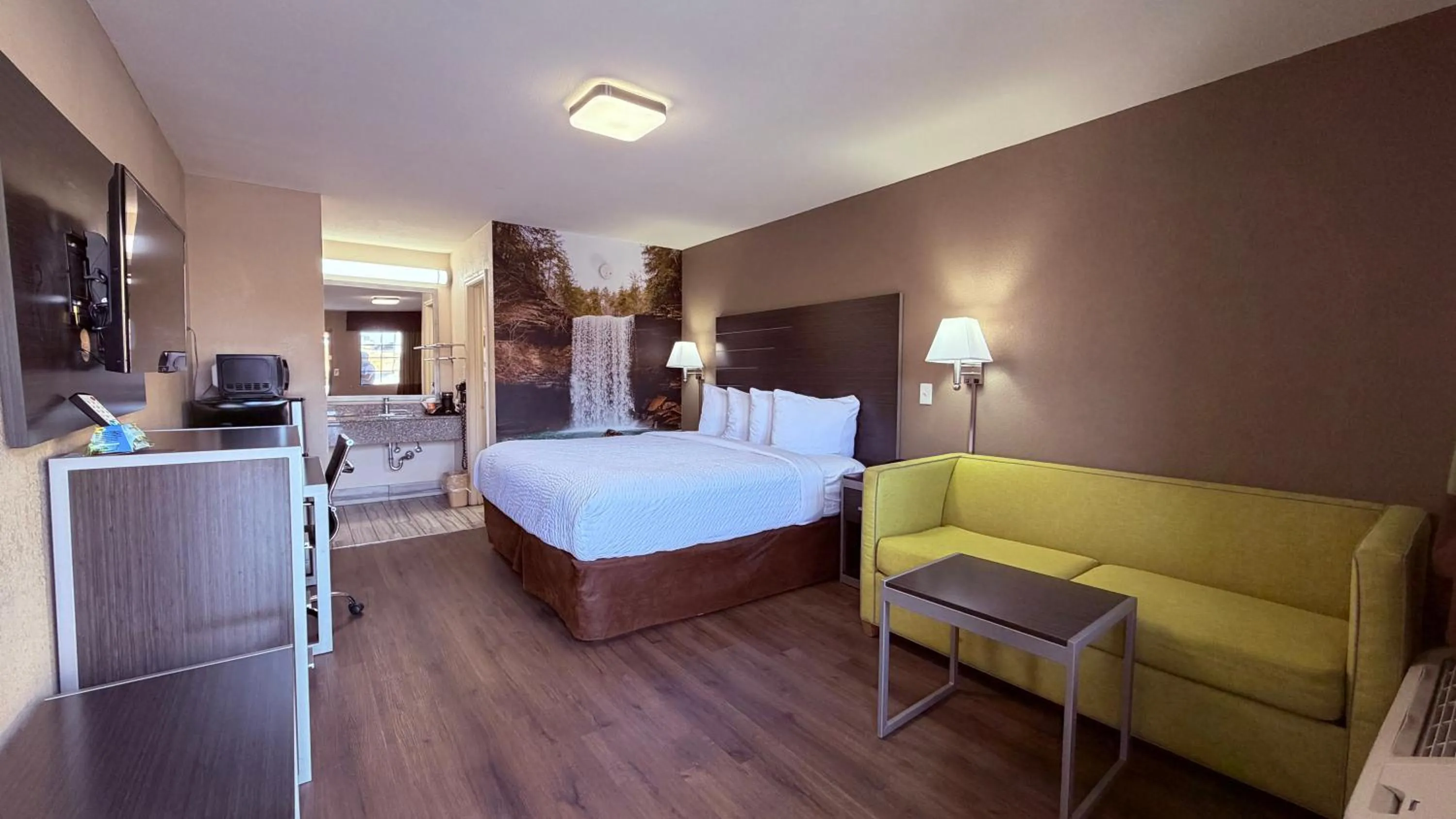 Seating area, Bed in Clarion Pointe Athens I-65