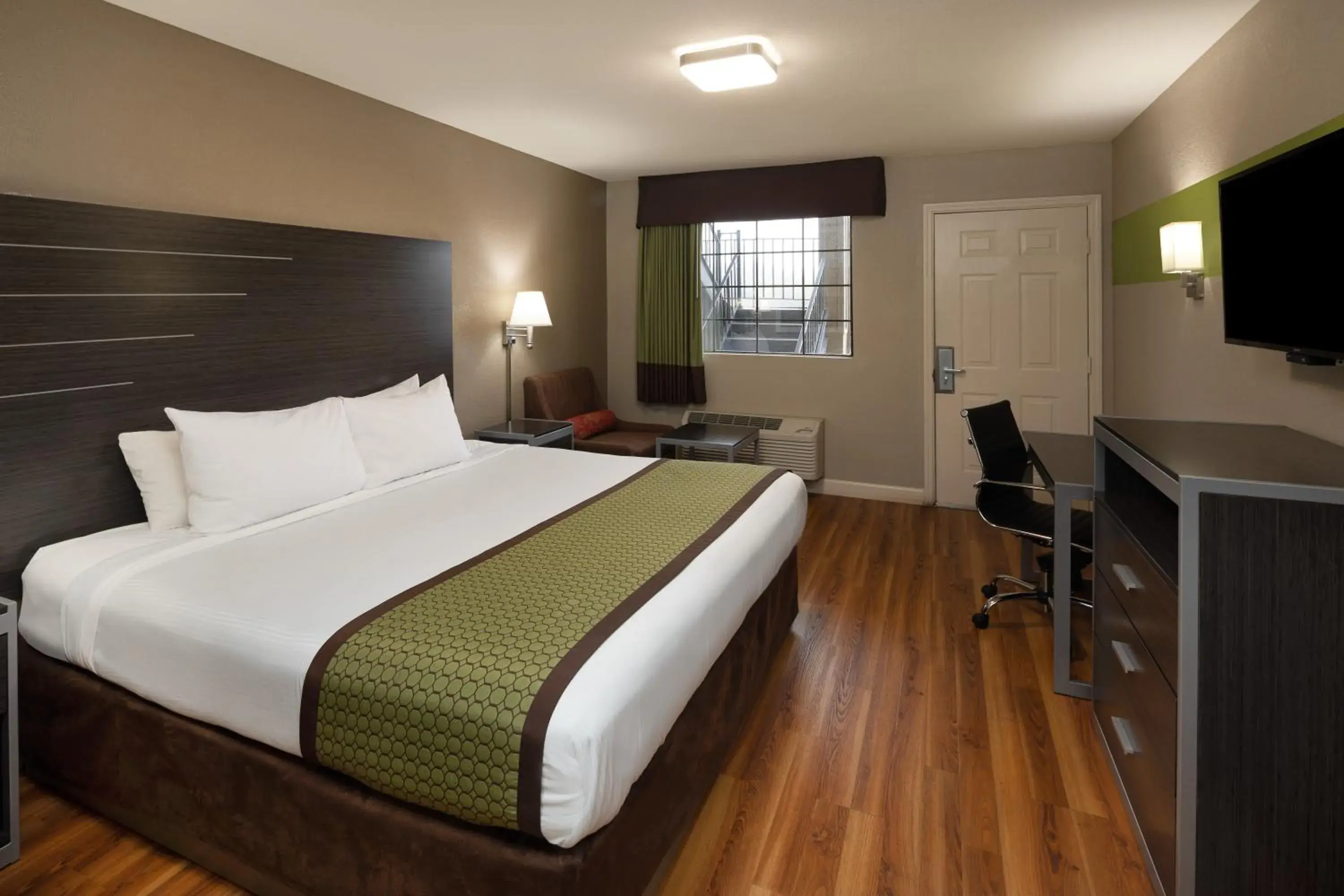 King Room - Pet Friendly/Non-Smoking in Days Inn & Suites by Wyndham Athens King Room - Pet Friendly/Non-Smoking in Days Inn & Suites by Wyndham Athens