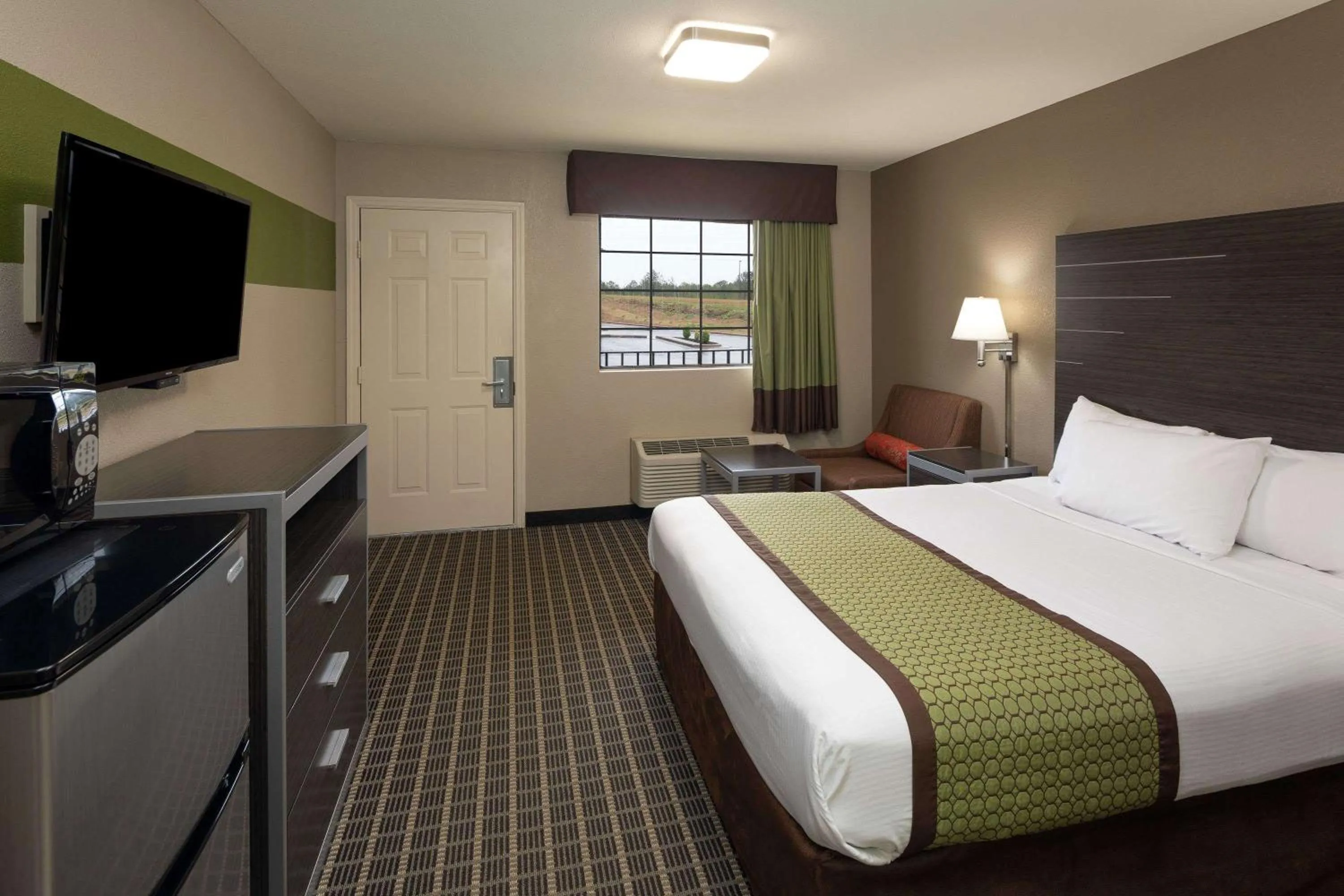 Photo of the whole room, Bed in Days Inn & Suites by Wyndham Athens