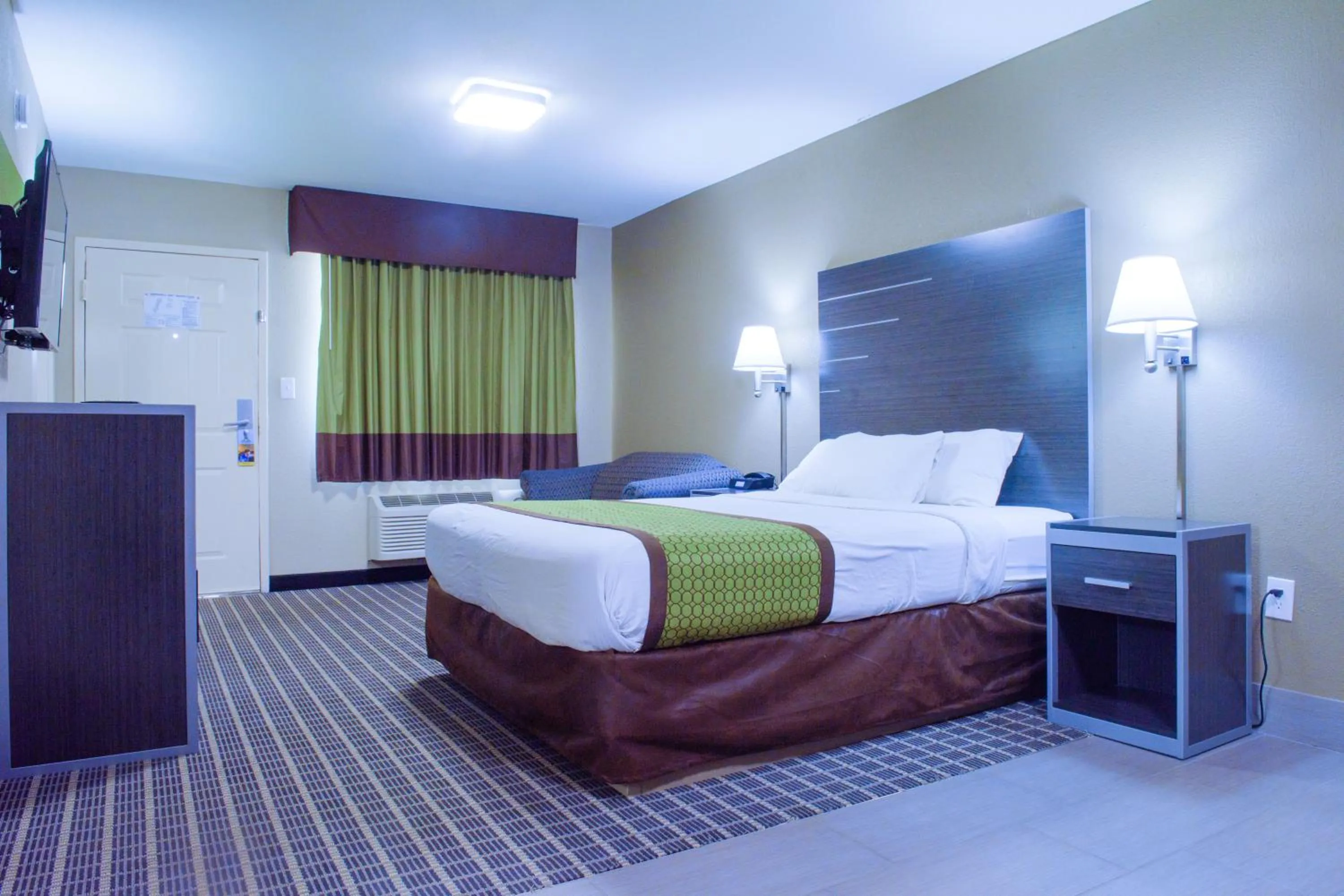 Bed in Days Inn & Suites by Wyndham Athens