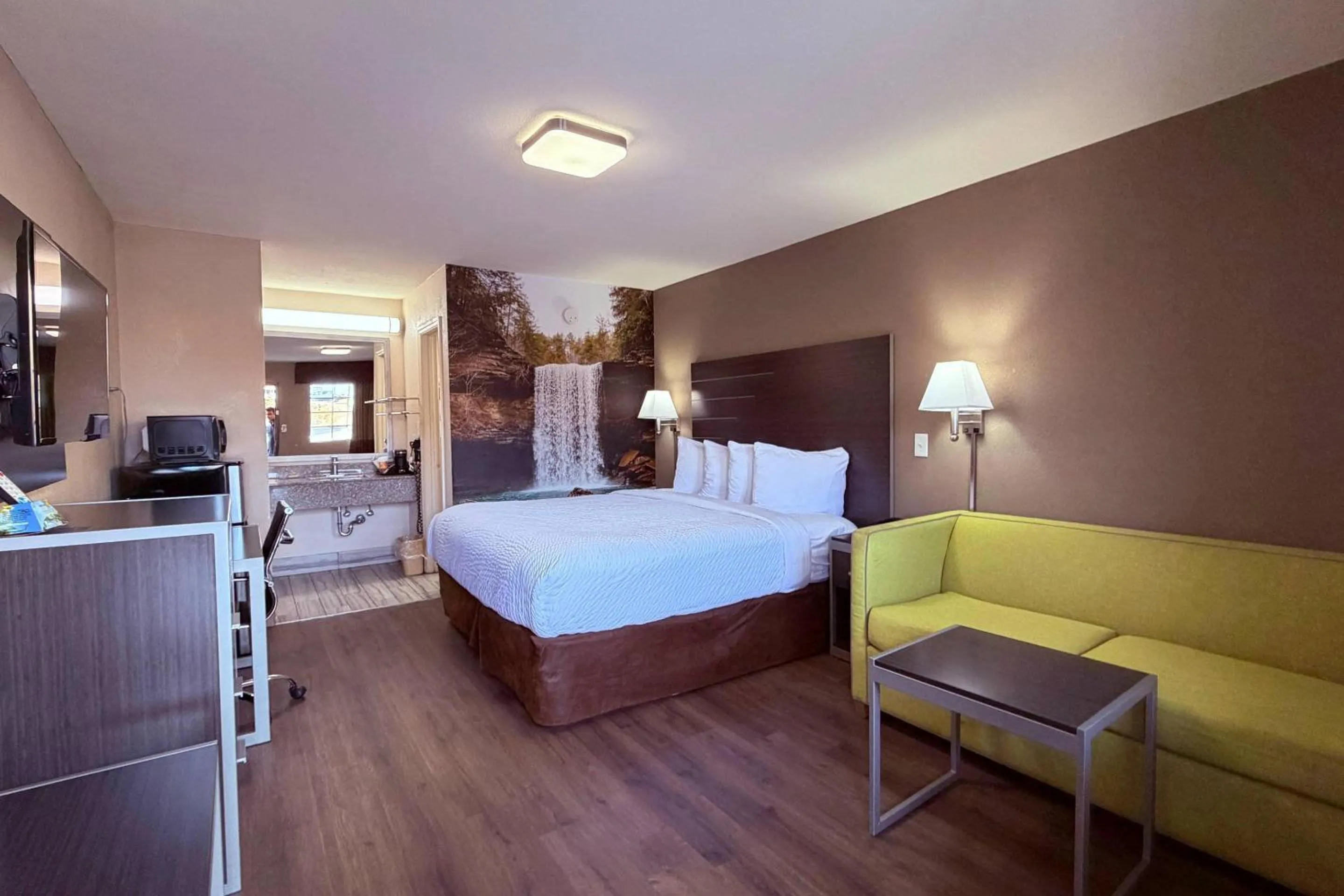 Clarion Pointe Athens I-65