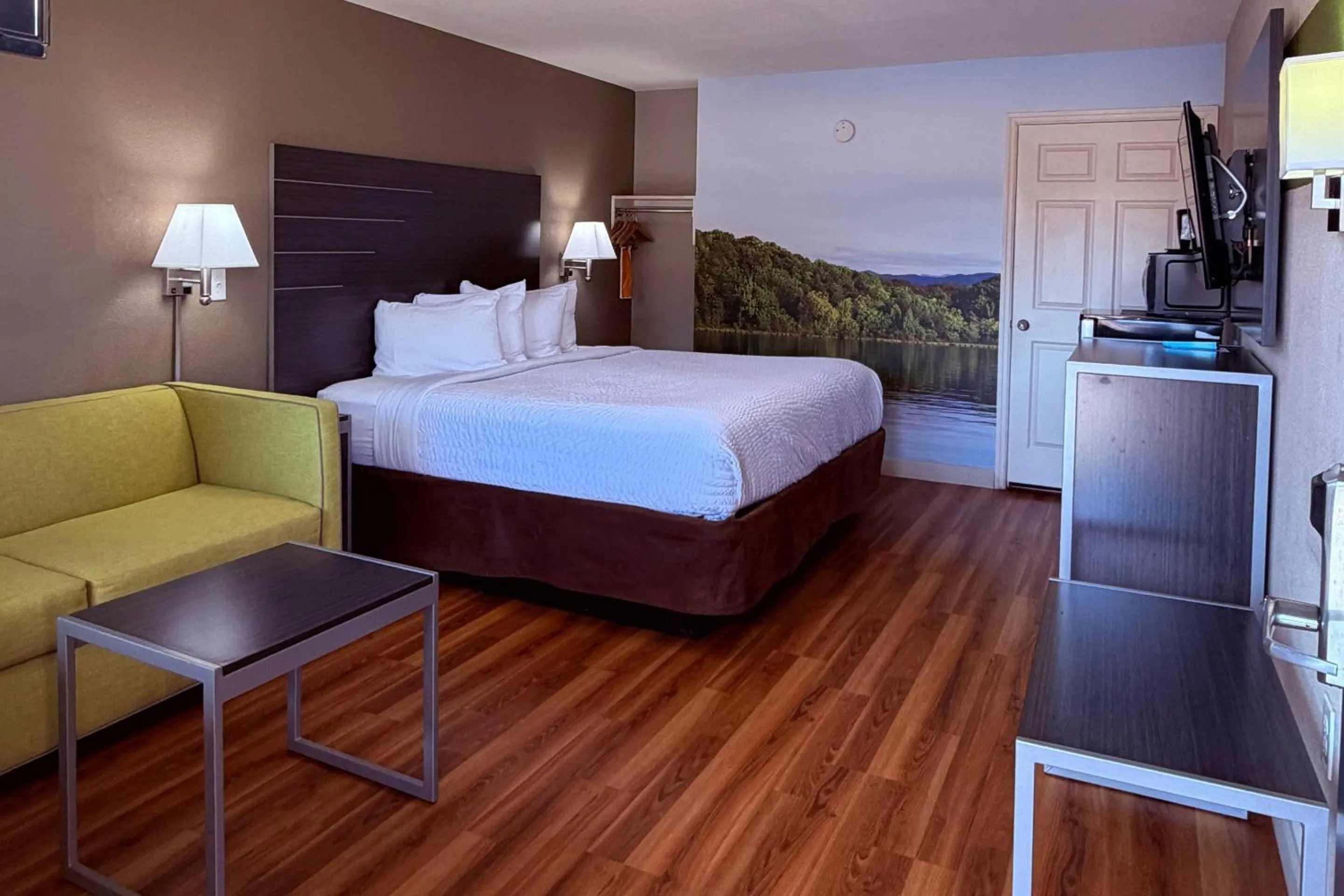 Bedroom, Bed in Clarion Pointe Athens I-65