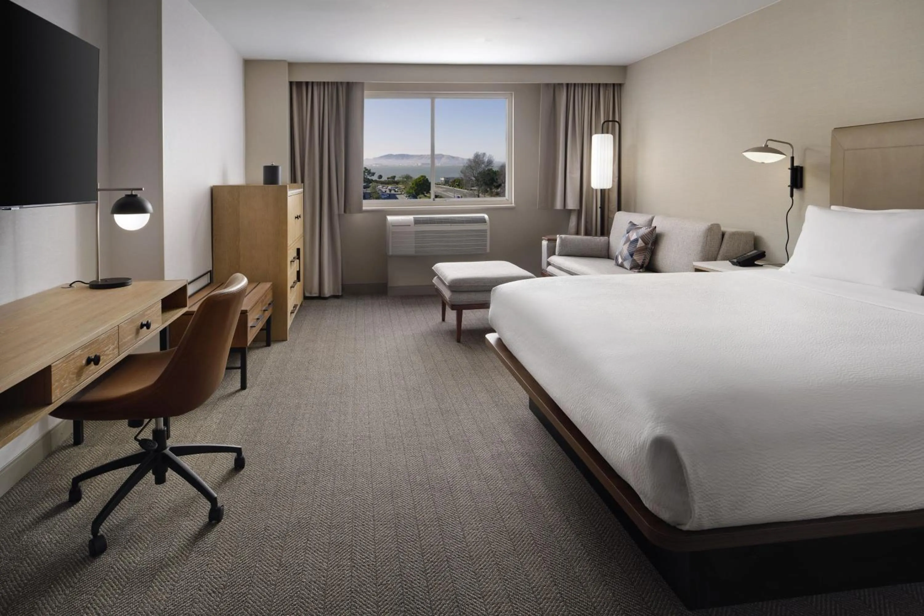 Photo of the whole room, Bed in The Bayshore Hotel San Francisco Airport - Burlingame