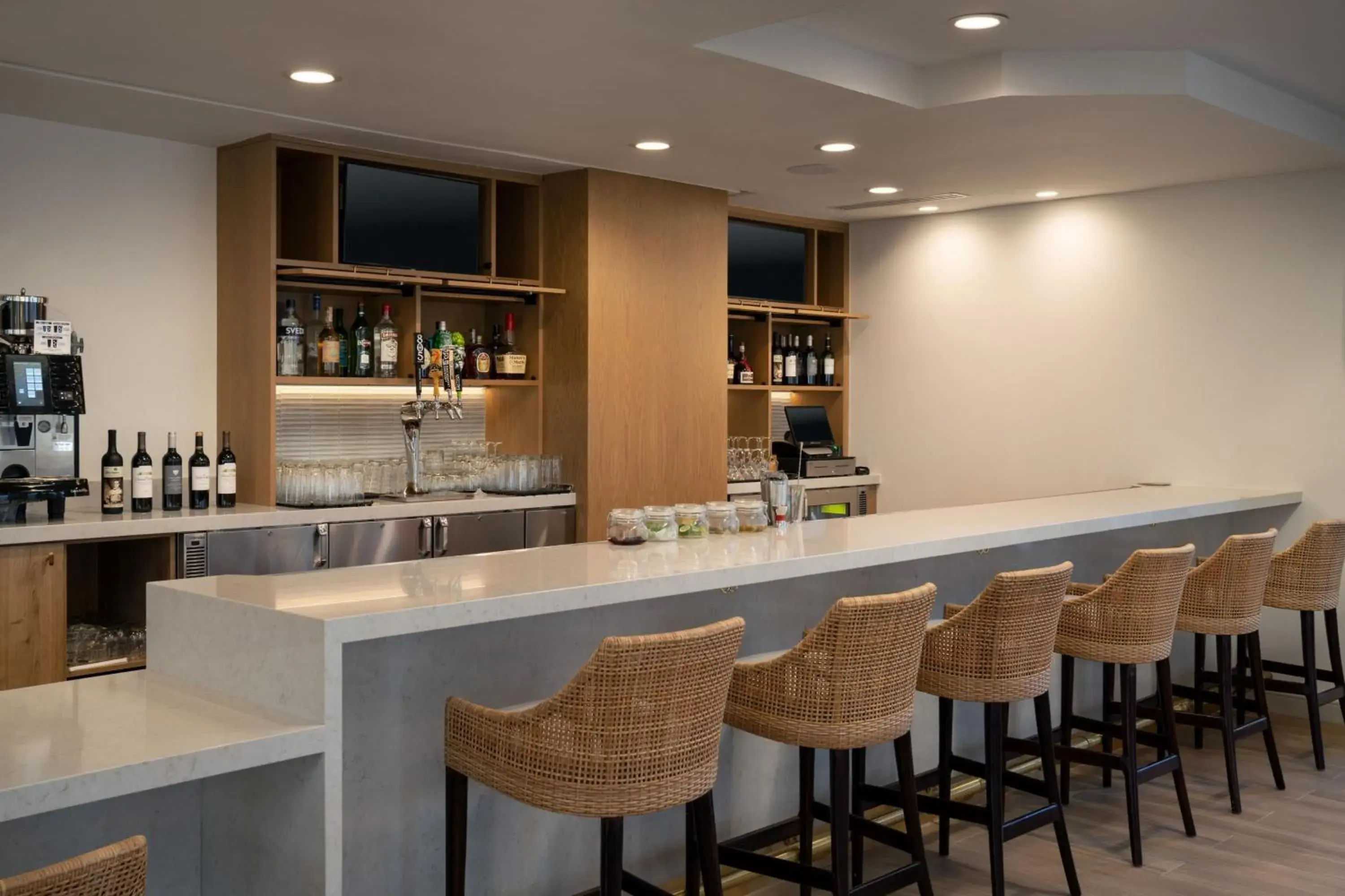 Lounge or bar in The Bayshore Hotel San Francisco Airport - Burlingame Lounge or bar in The Bayshore Hotel San Francisco Airport - Burlingame