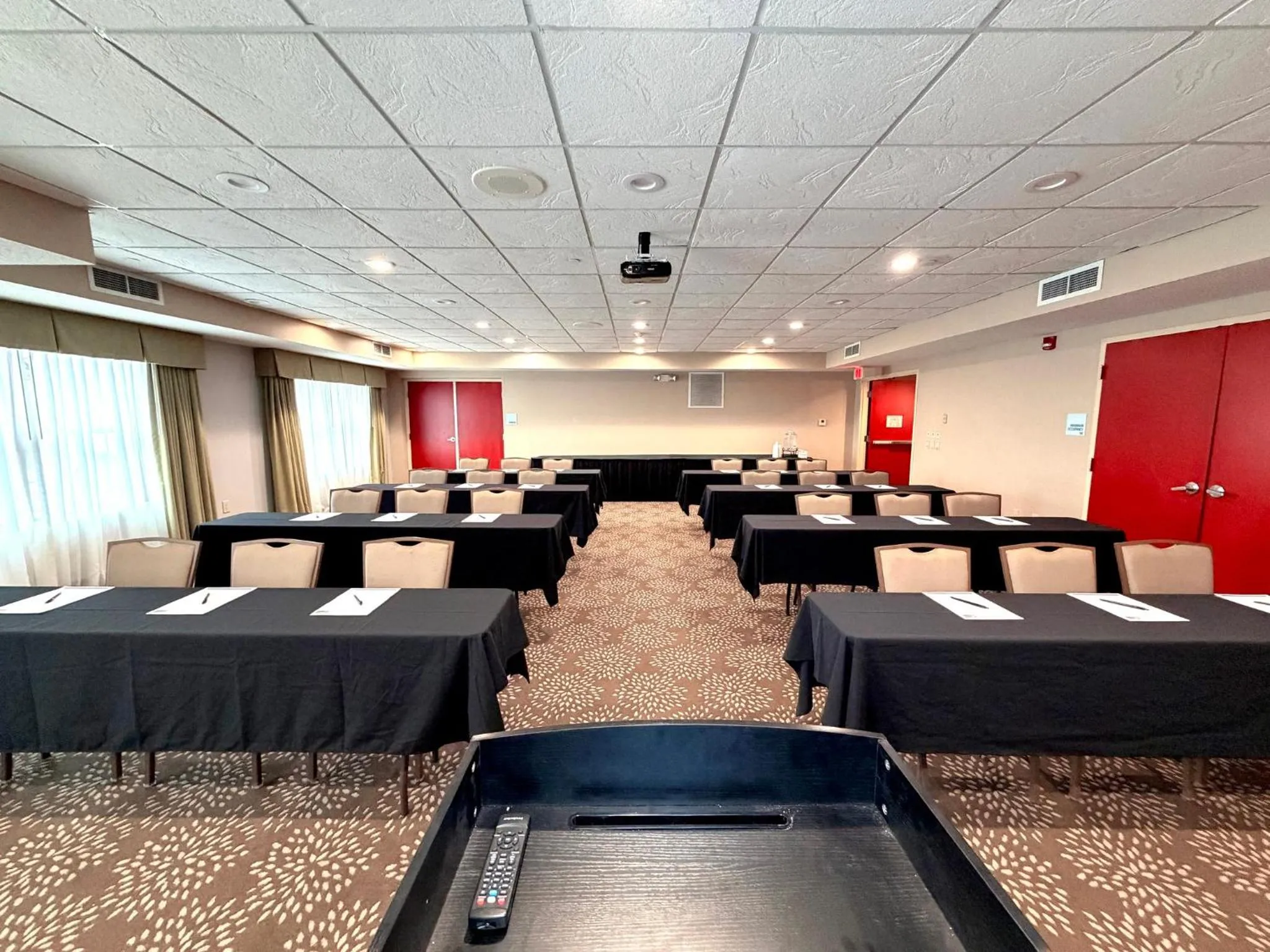 Meeting/conference room in Holiday Inn Express & Suites - Olathe North by IHG
