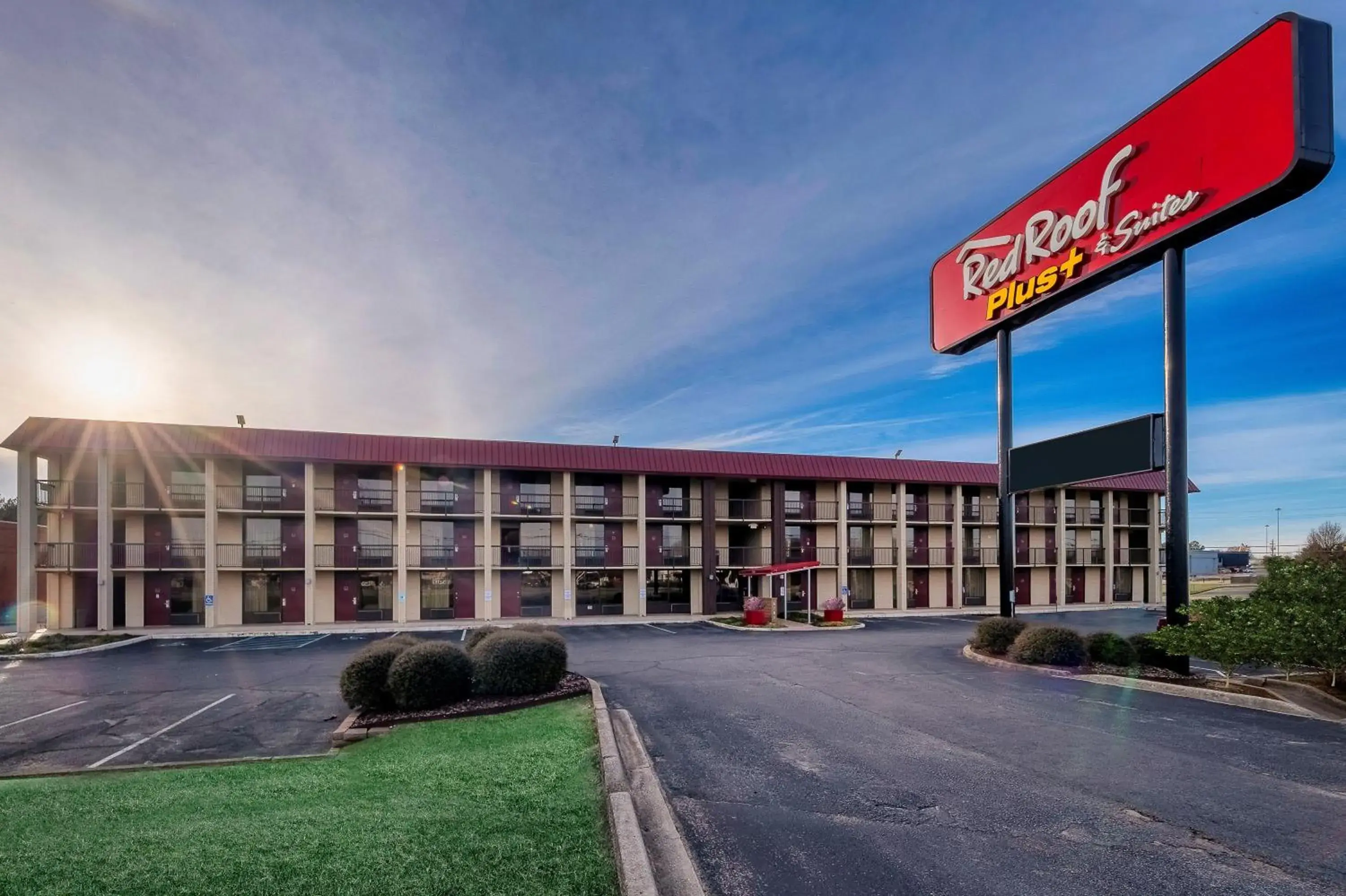 Property building in Red Roof Inn PLUS+ Huntsville – Madison Property building in Red Roof Inn PLUS+ Huntsville – Madison