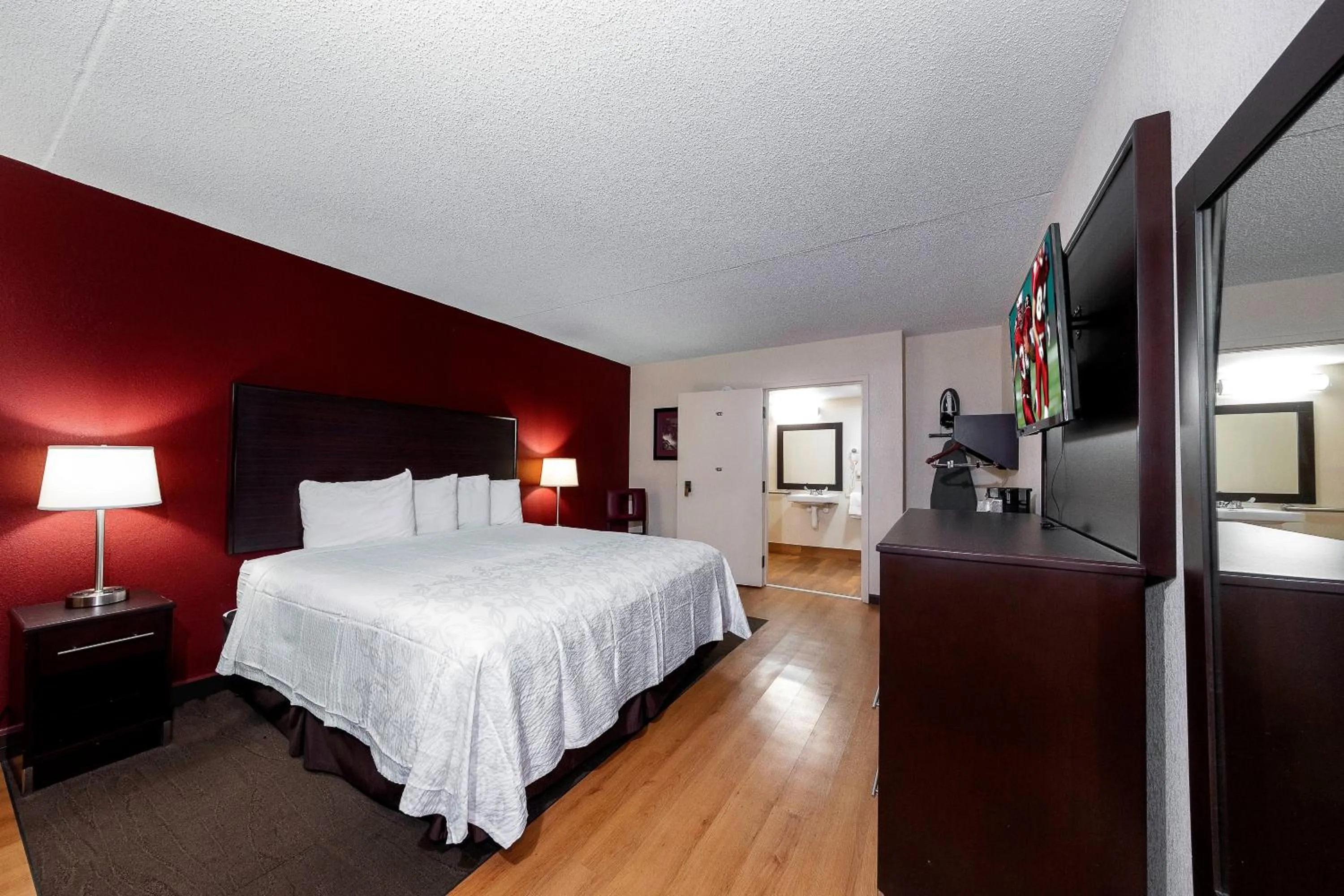 Photo of the whole room, Bed in Red Roof Inn PLUS+ Huntsville – Madison