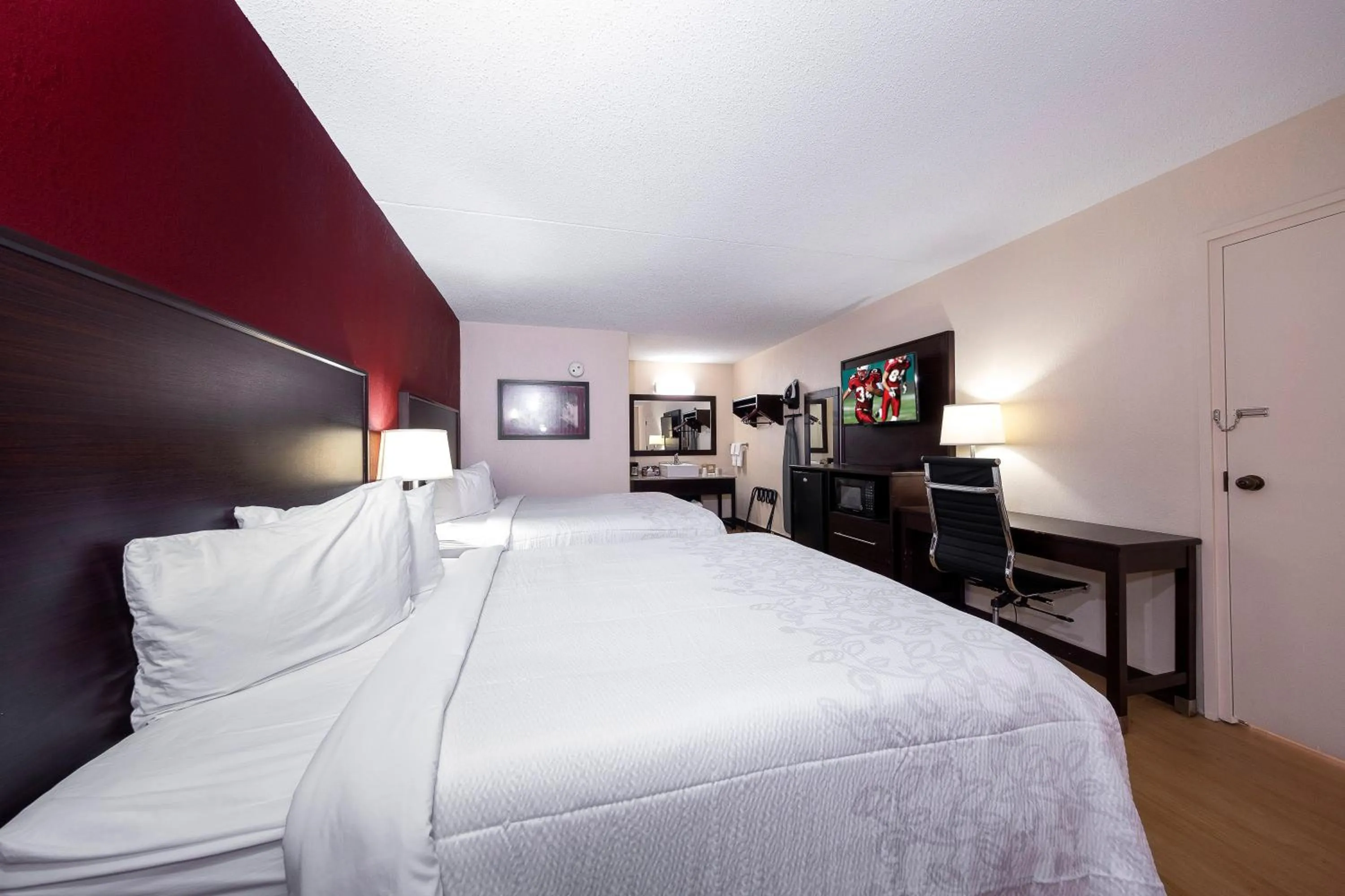 Photo of the whole room, Bed in Red Roof Inn PLUS+ Huntsville – Madison