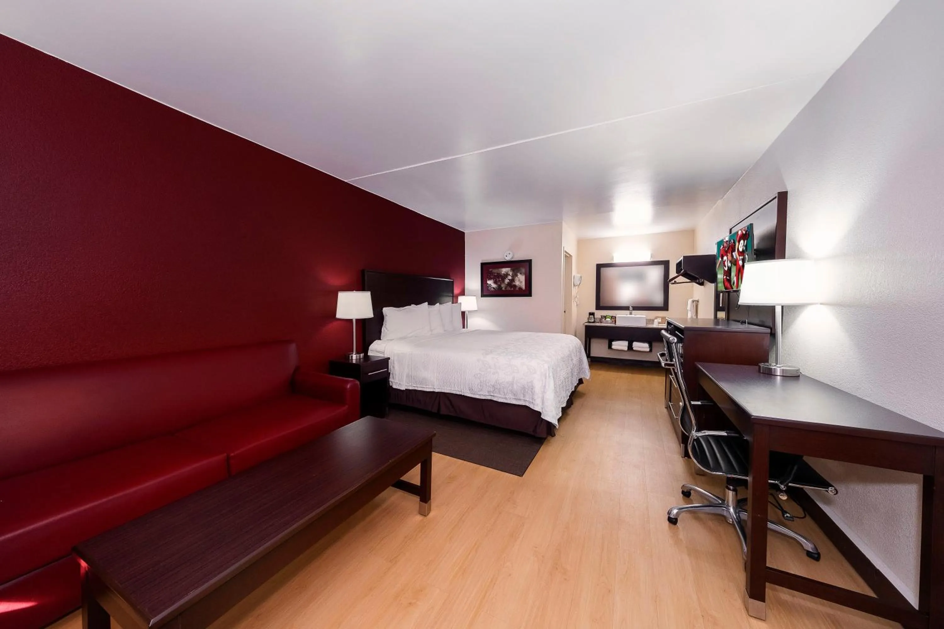 Photo of the whole room, Bed in Red Roof Inn PLUS+ Huntsville – Madison