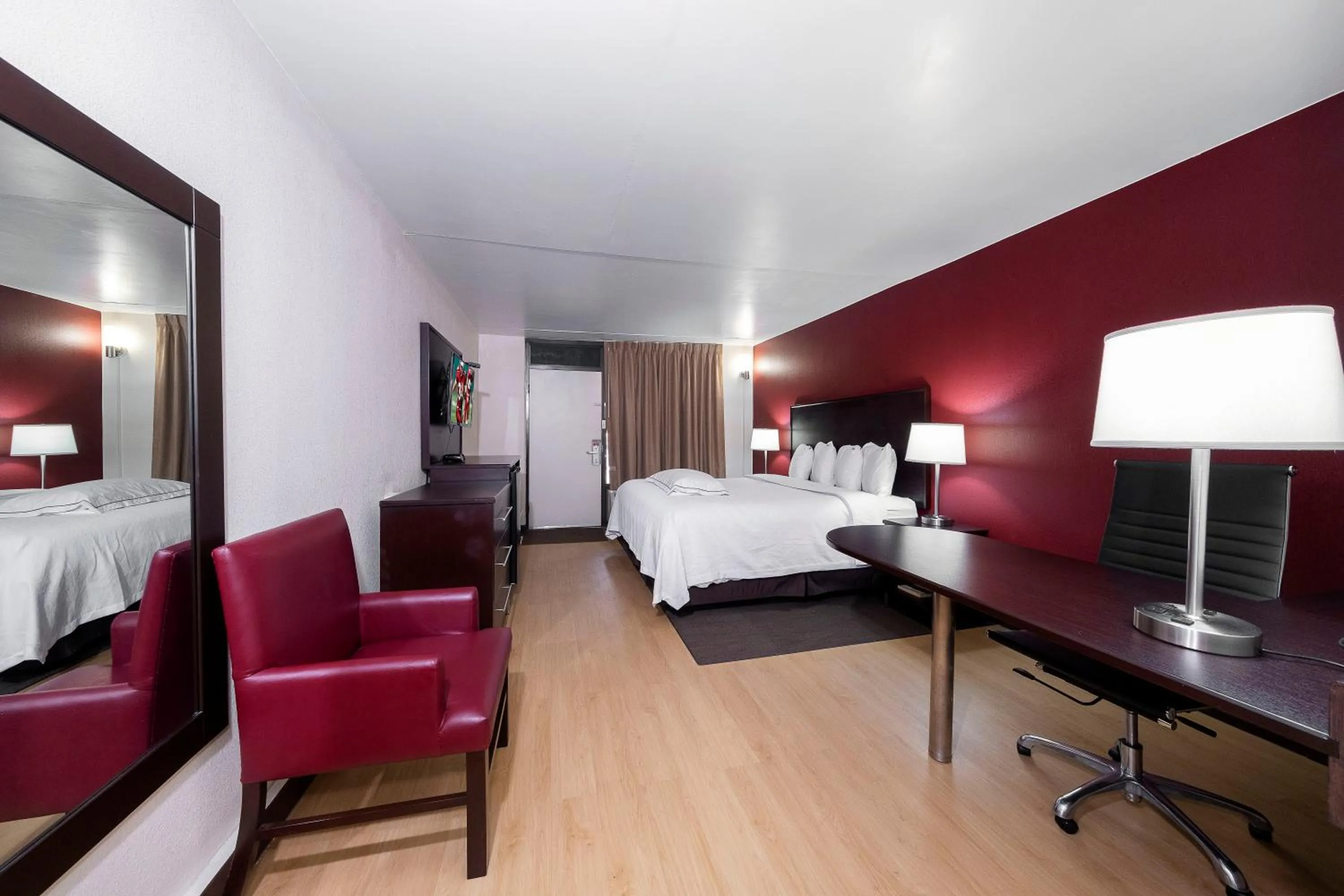 Photo of the whole room, Bed in Red Roof Inn PLUS+ Huntsville – Madison