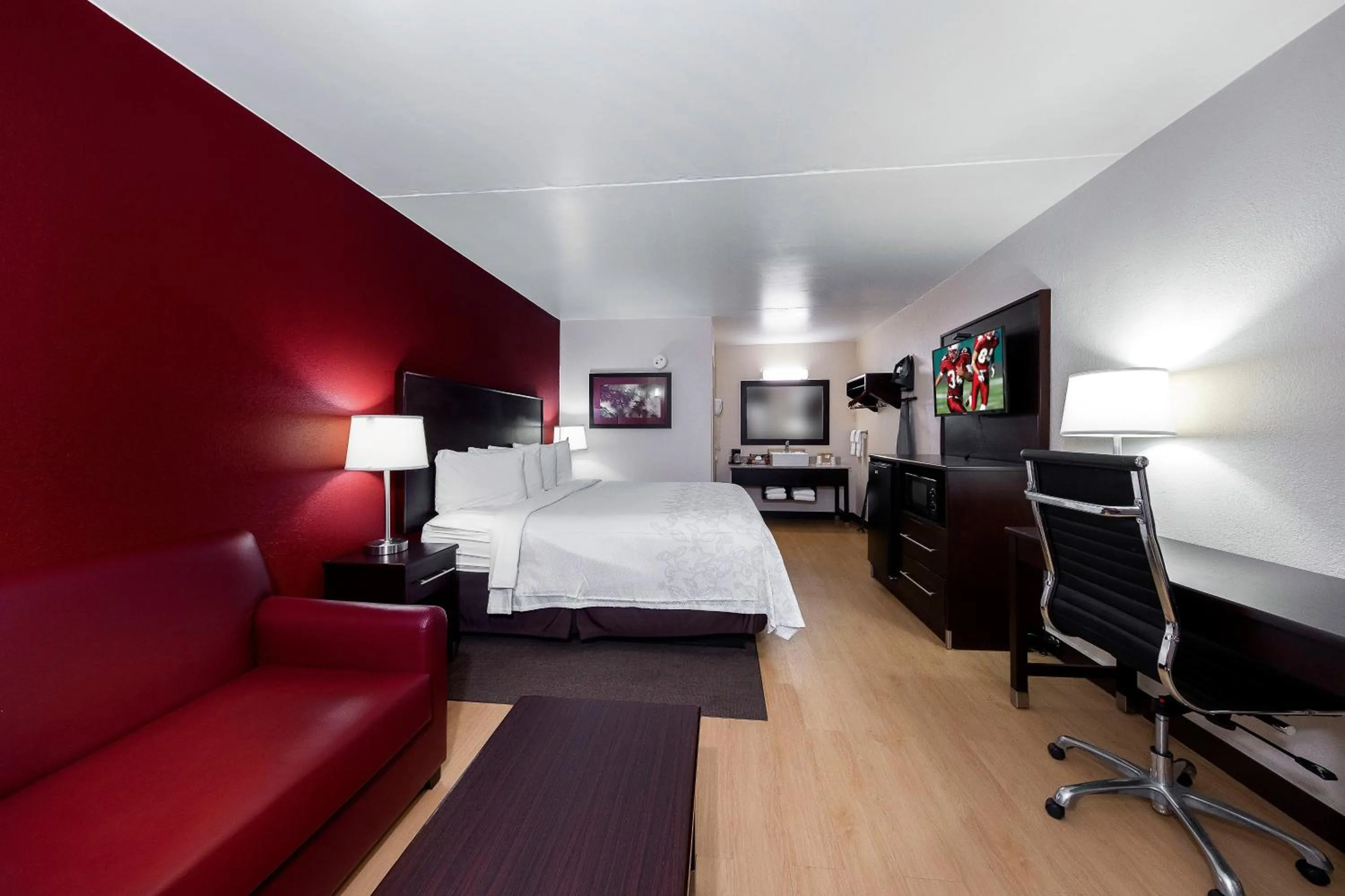 Photo of the whole room, Bed in Red Roof Inn PLUS+ Huntsville – Madison
