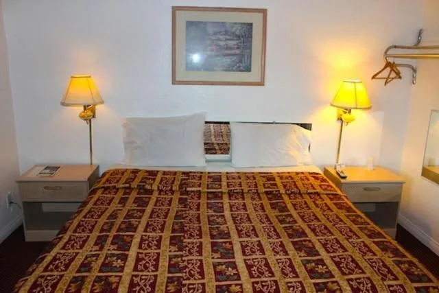 Photo of the whole room, Bed in Beacon Motel
