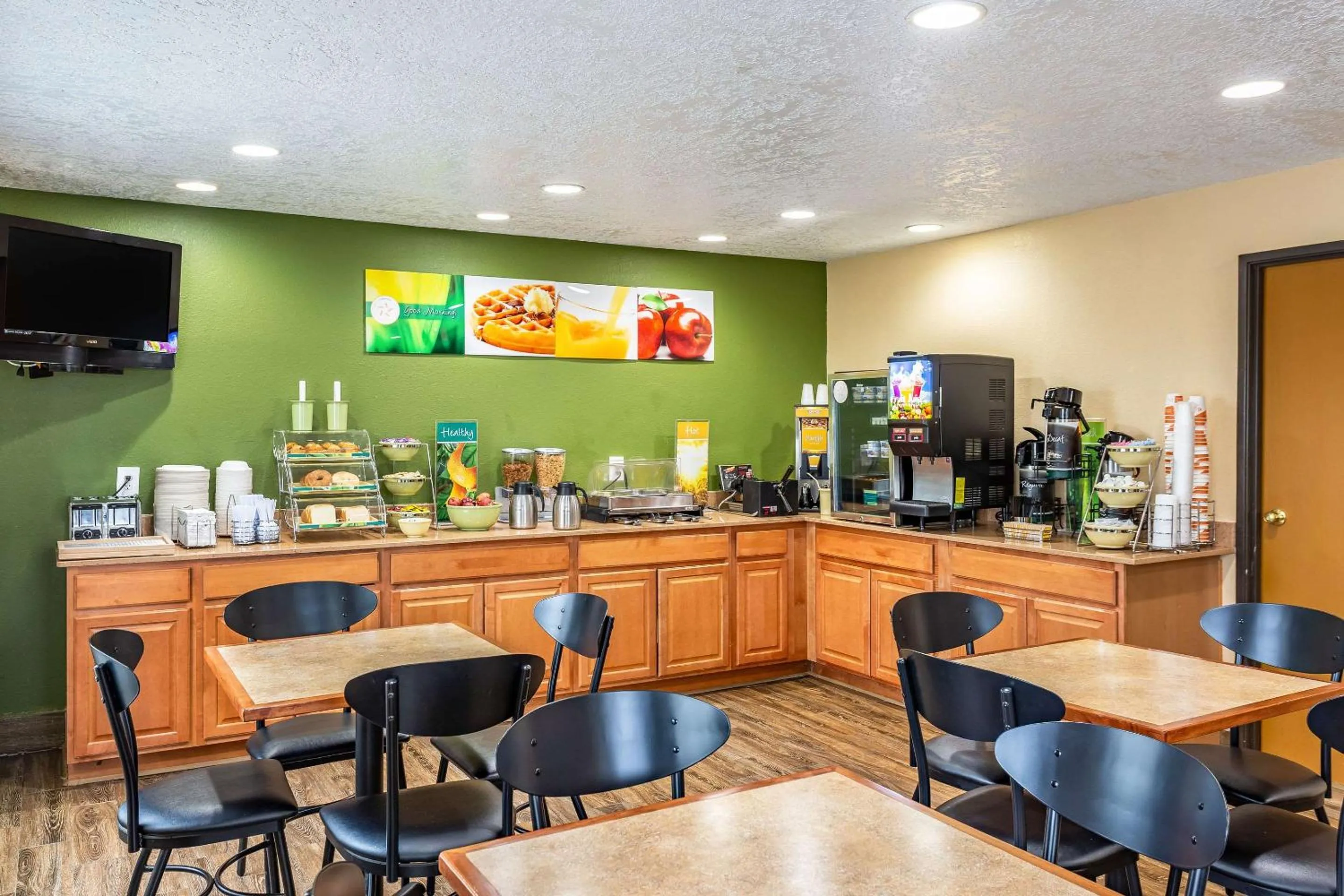 Restaurant/places to eat in Quality Inn