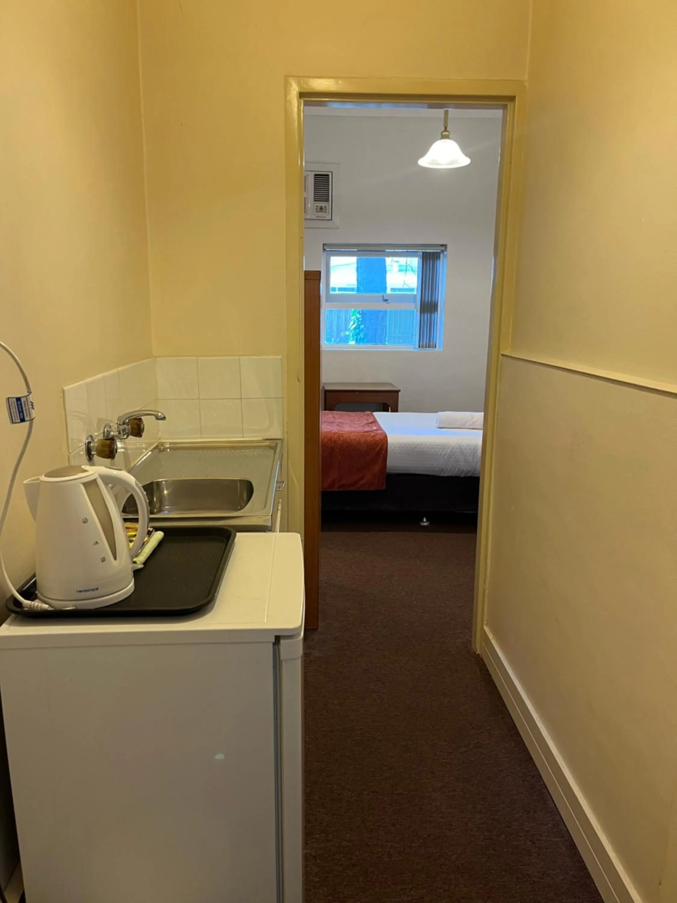 Kitchen or kitchenette, Bed in Princes Lodge Motel