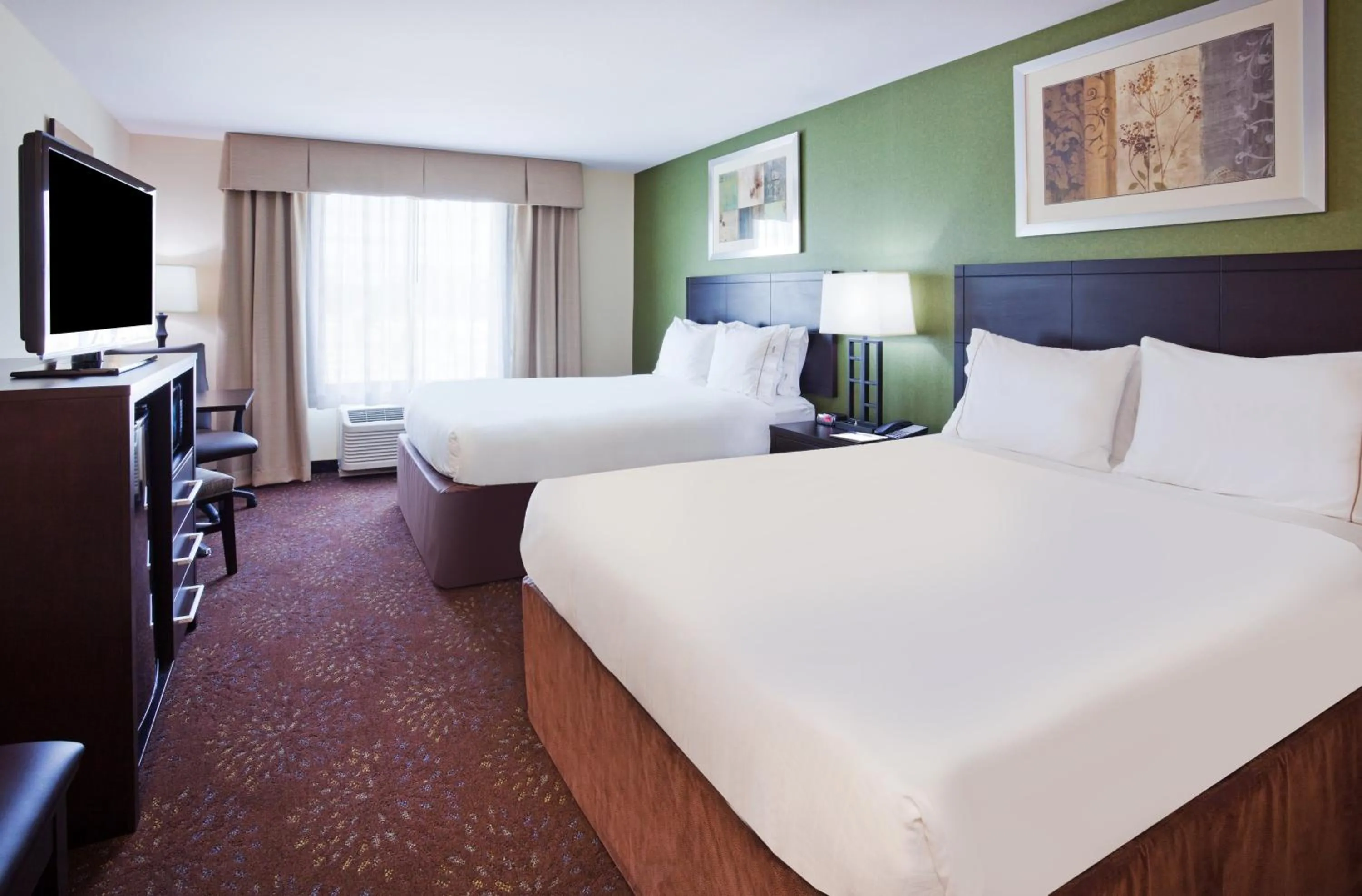 Photo of the whole room, Bed in Holiday Inn Express and Suites Rochester West-Medical Center by IHG