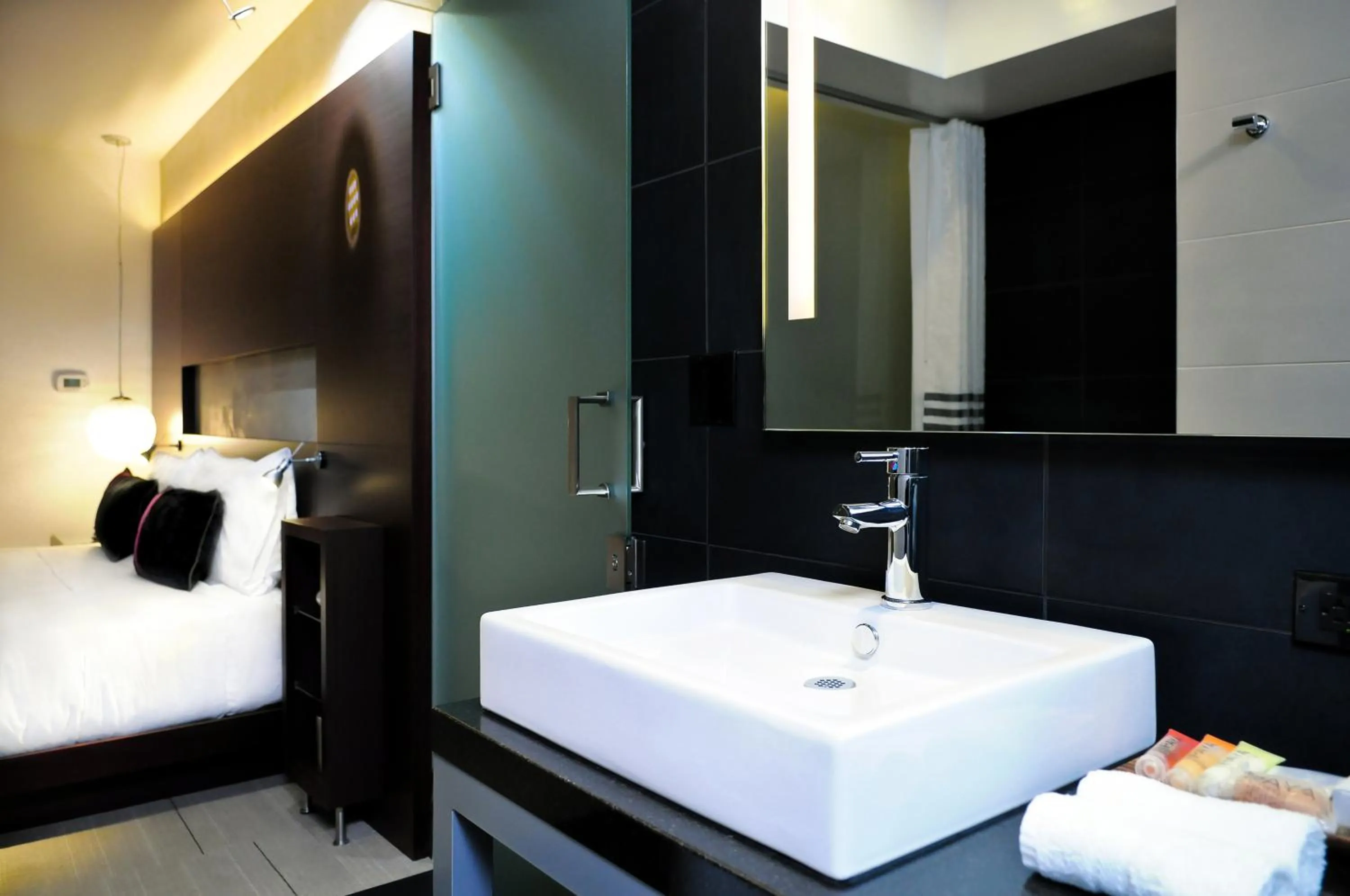 Bathroom, Bed in Hercor Hotel - Urban Boutique