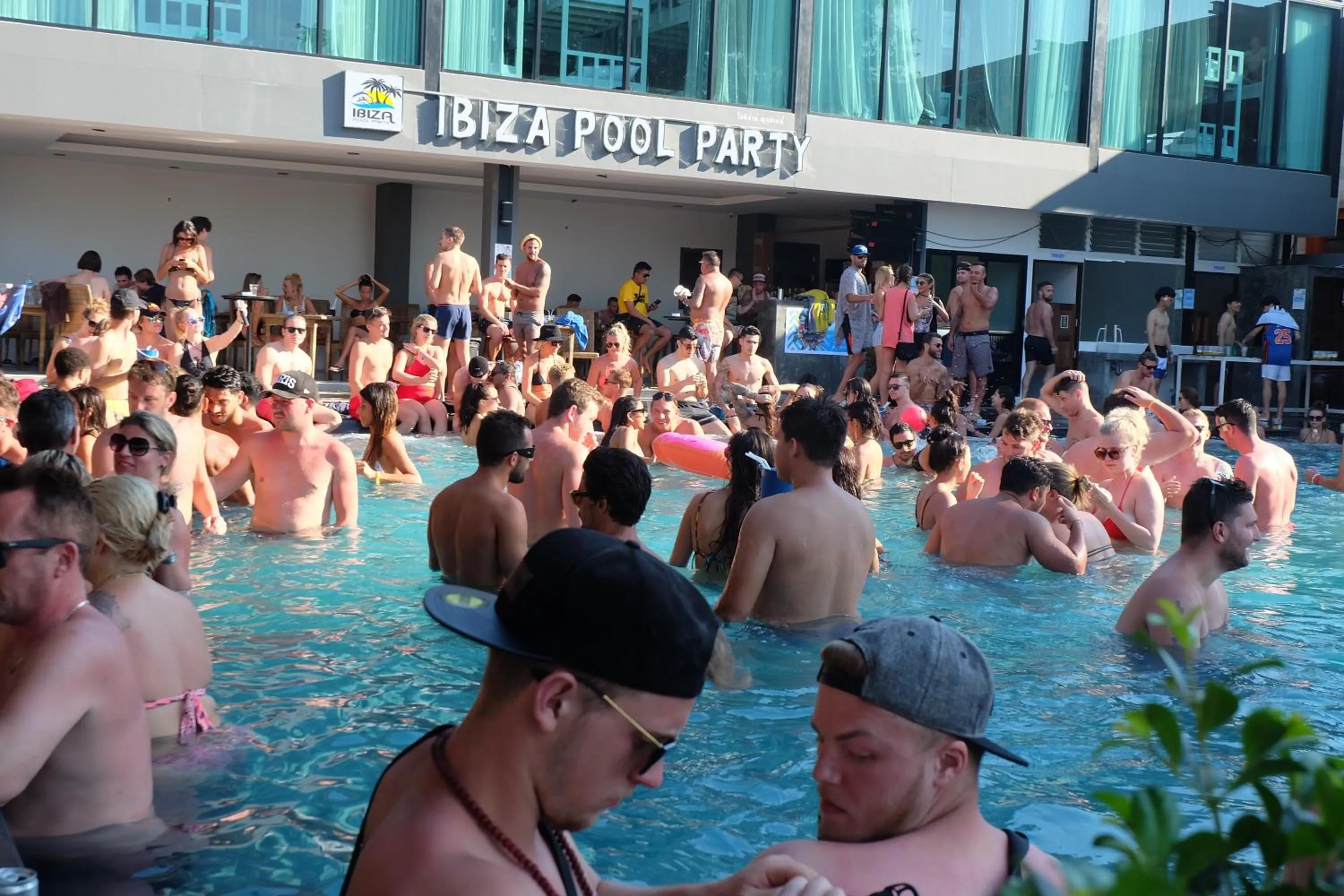 Entertainment in Ibiza House Phi Phi