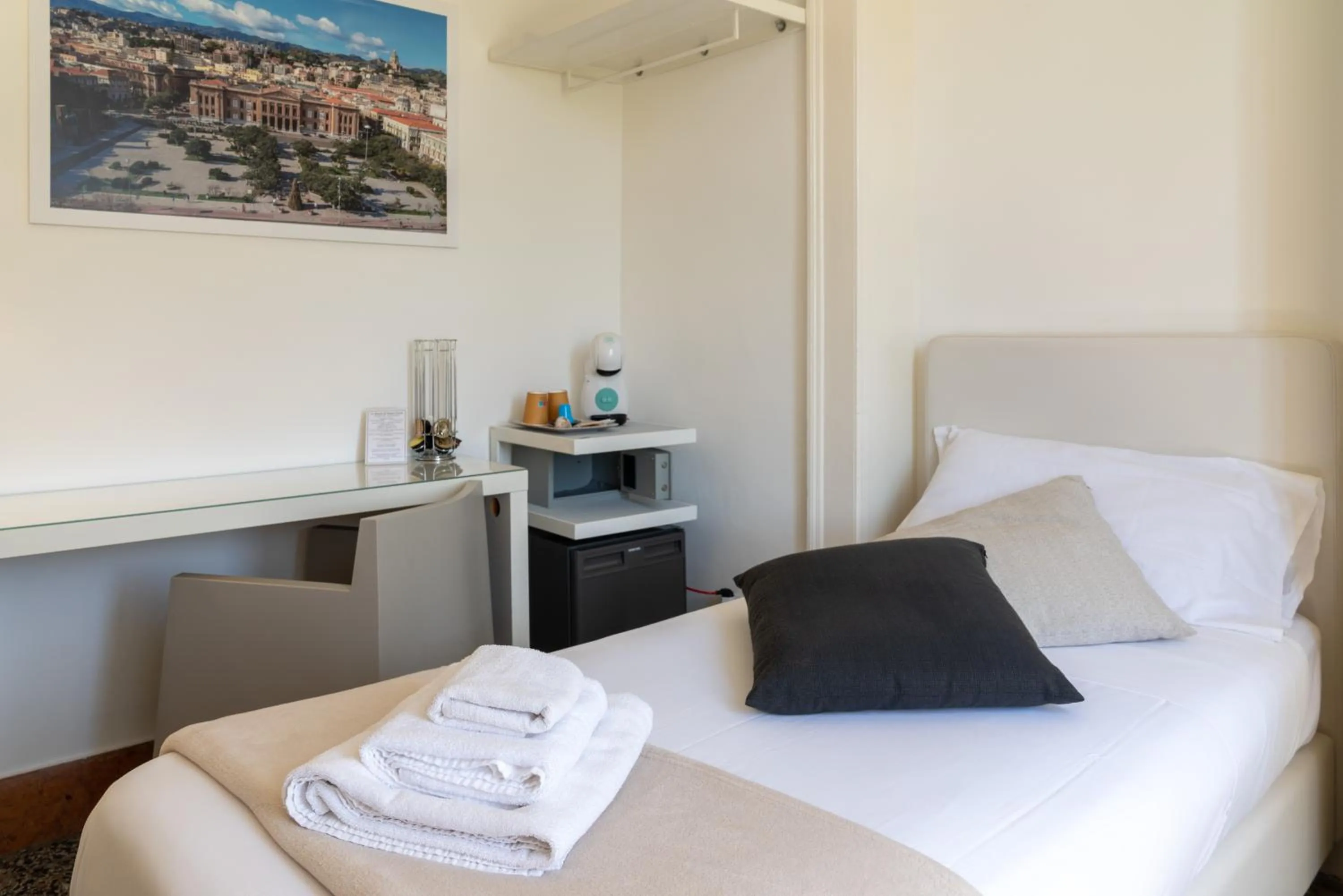 Coffee/tea facilities, Bed in Le Stanze di Piazza Cairoli