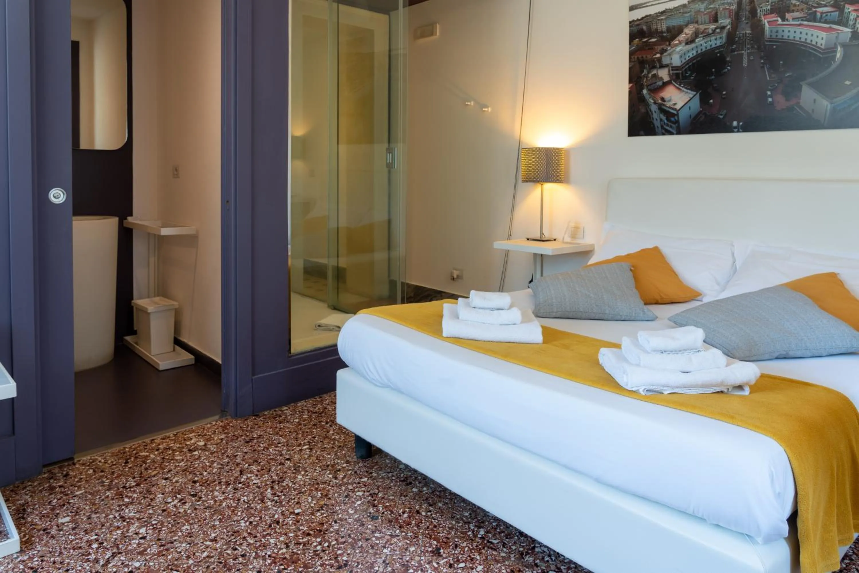 Shower, Bed in Le Stanze di Piazza Cairoli